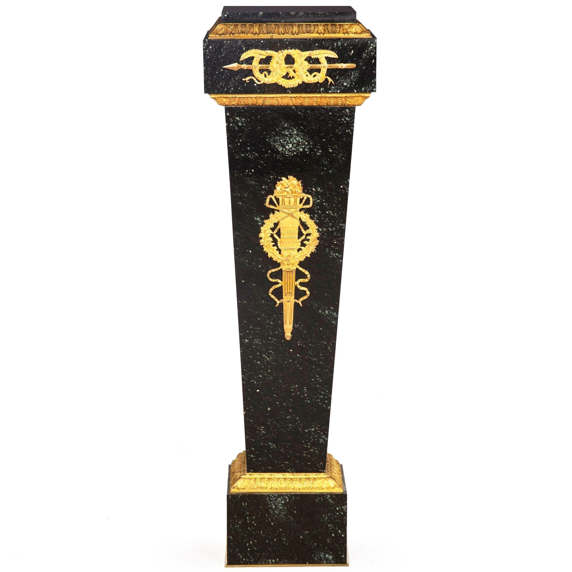 FRANZÖSISCHER SOCKEL IM STIL LOUIS XVI AUS GRÜNEM MARMOR UND BRONZE
CIRCA-1900
Artikel Nr. 407SKP10Q

Diese fabelhafte eckige Säule weist eine Reihe von perfekt aufeinander abgestimmten Hohlkehlen auf, die mit brillant ziselierten und ziselierten