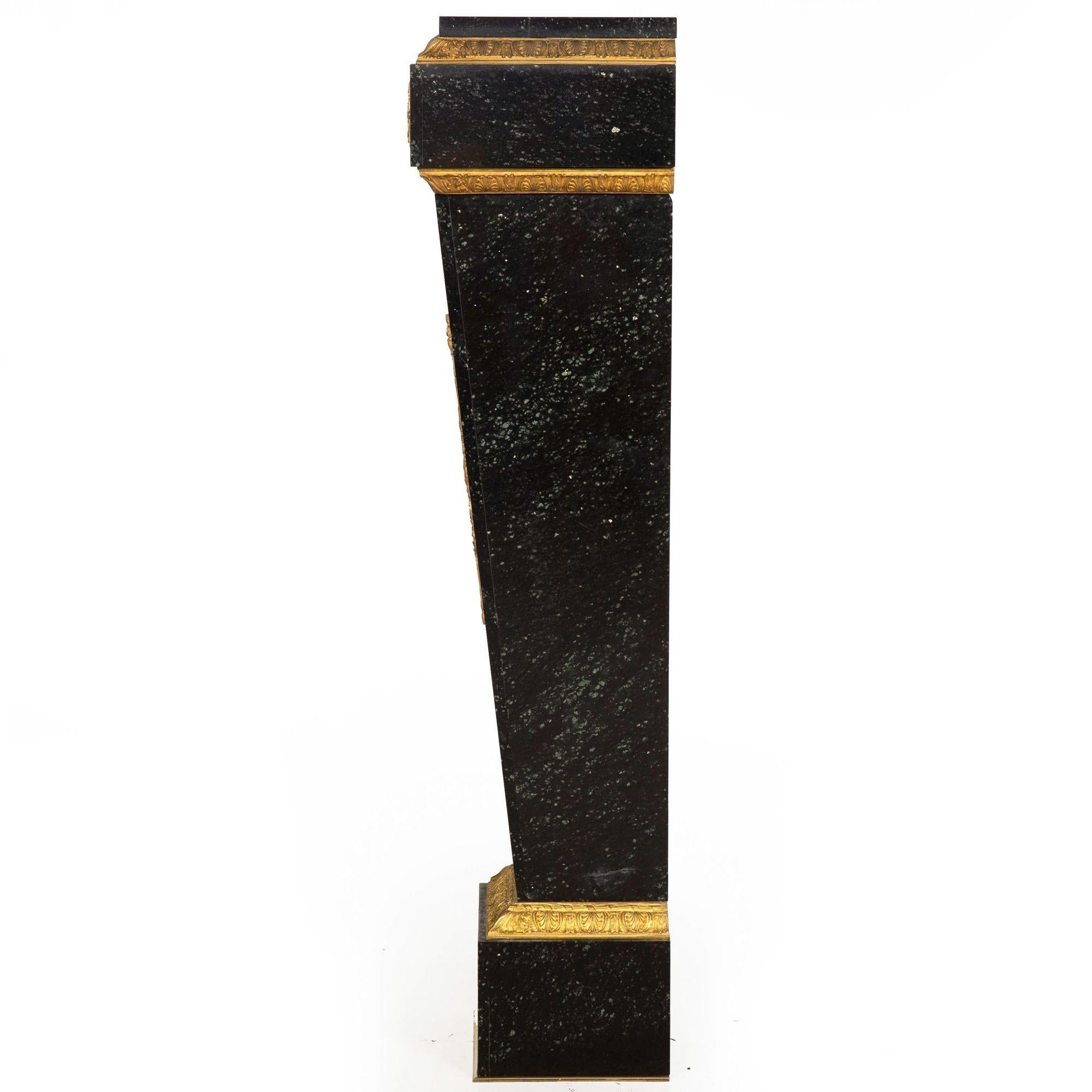 Französischer Louis XVI Grüner Marmor Bronze Pedestal Säule ca. 1880s (Louis XVI.) im Angebot