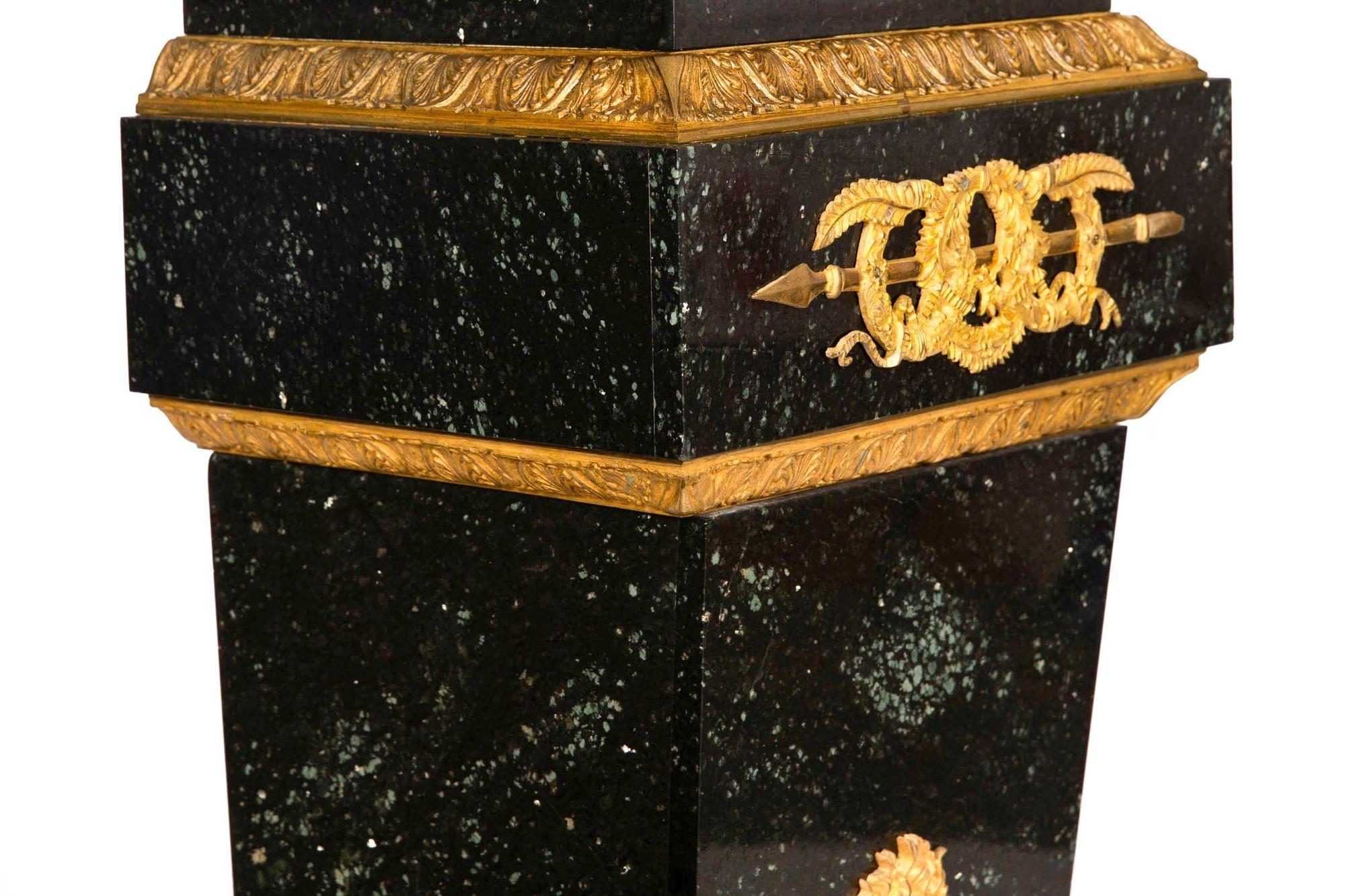 Französischer Louis XVI Grüner Marmor Bronze Pedestal Säule ca. 1880s im Angebot 3