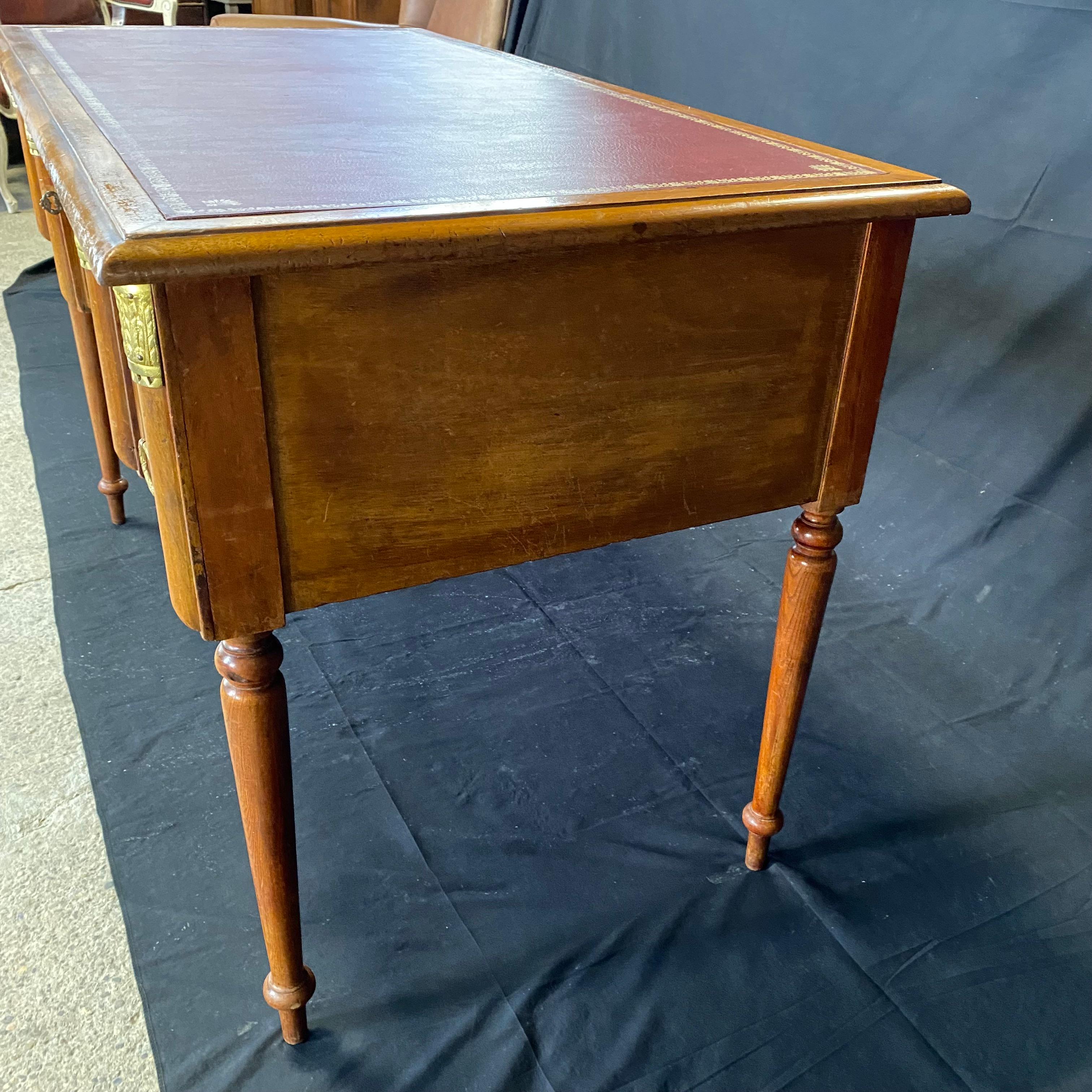 Schreibtisch aus gemasertem Nussbaumholz mit Intarsien im Louis-XVI-Stil und geprägter Lederplatte im Angebot 4