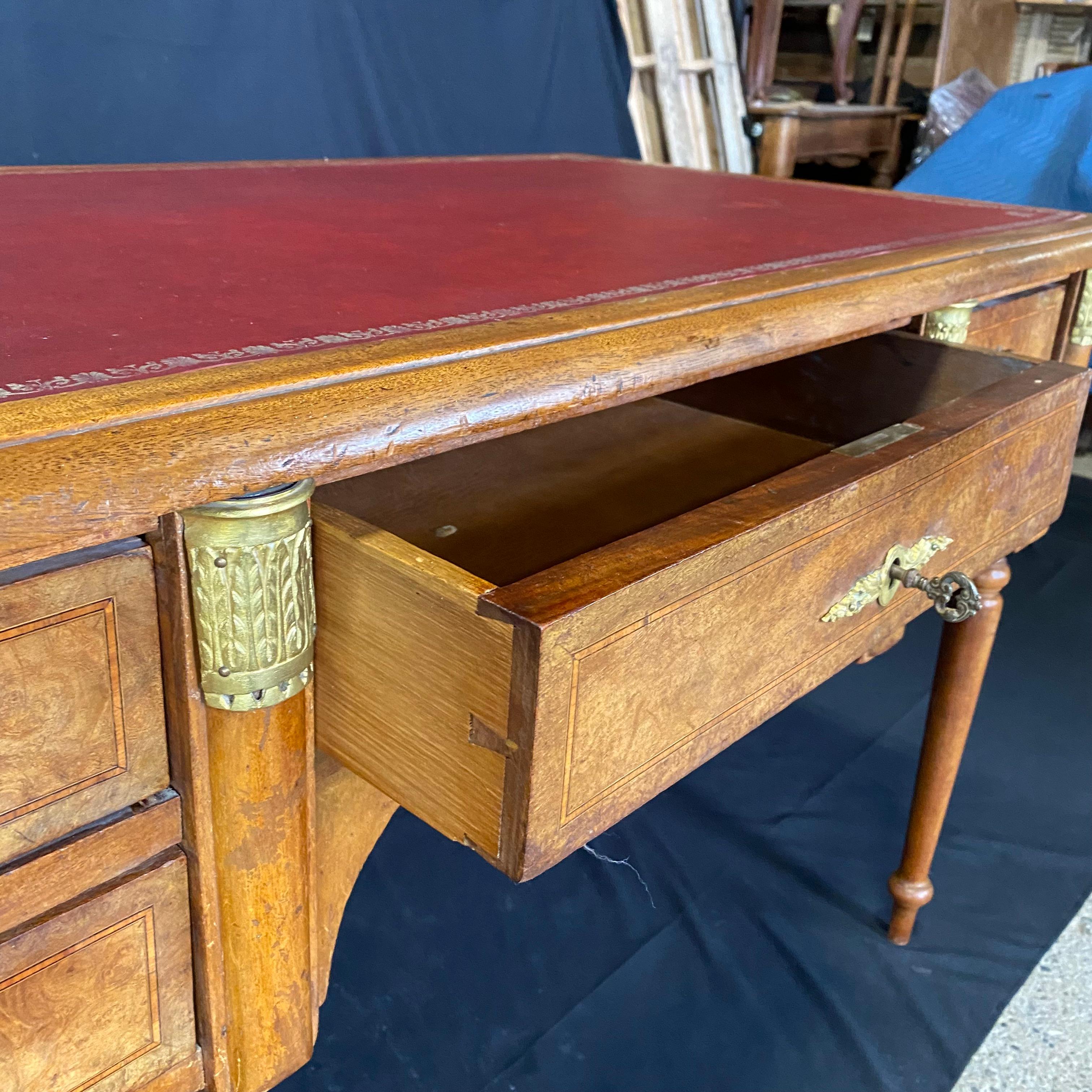 Schreibtisch aus gemasertem Nussbaumholz mit Intarsien im Louis-XVI-Stil und geprägter Lederplatte im Angebot 7