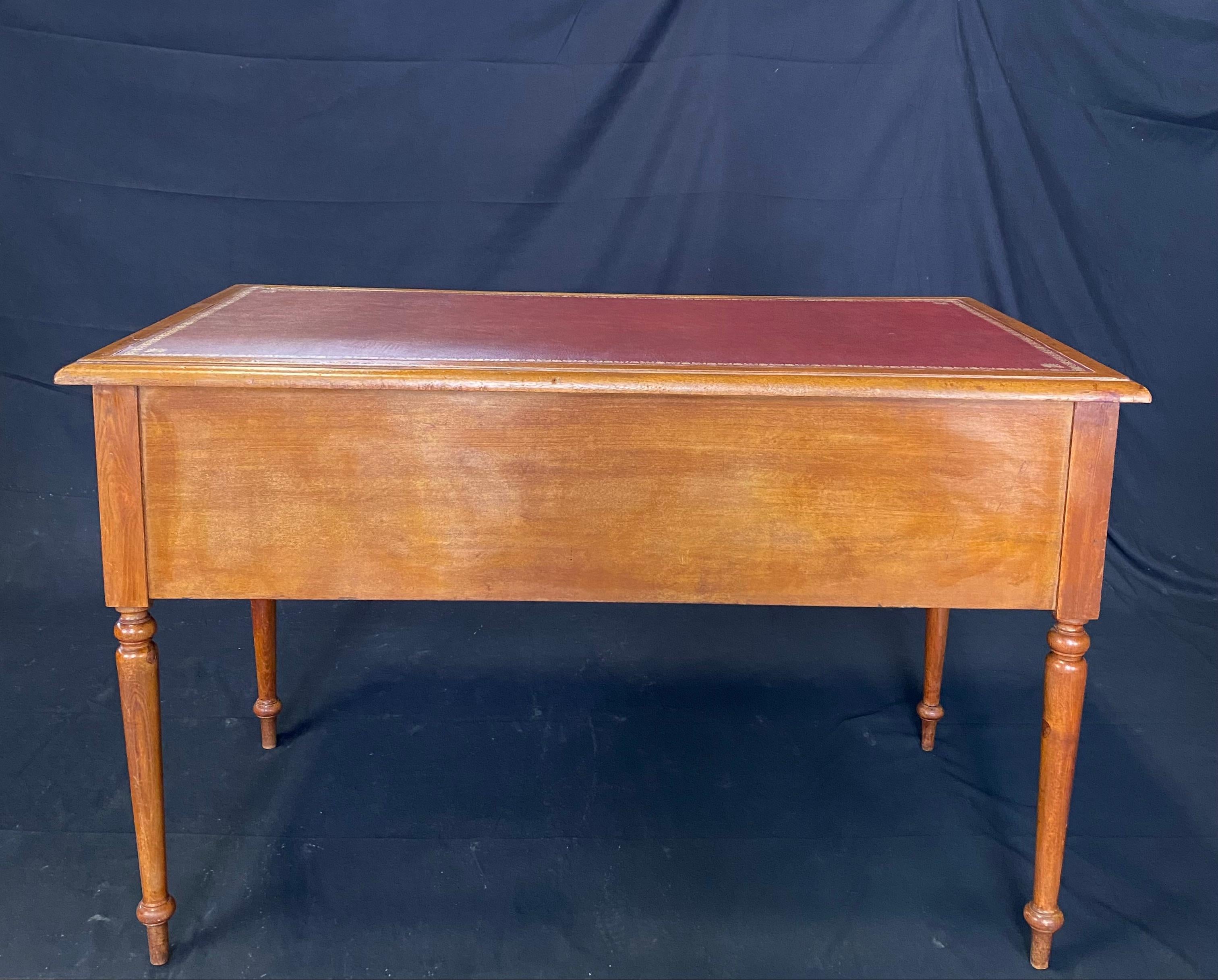 Schreibtisch aus gemasertem Nussbaumholz mit Intarsien im Louis-XVI-Stil und geprägter Lederplatte im Angebot 8