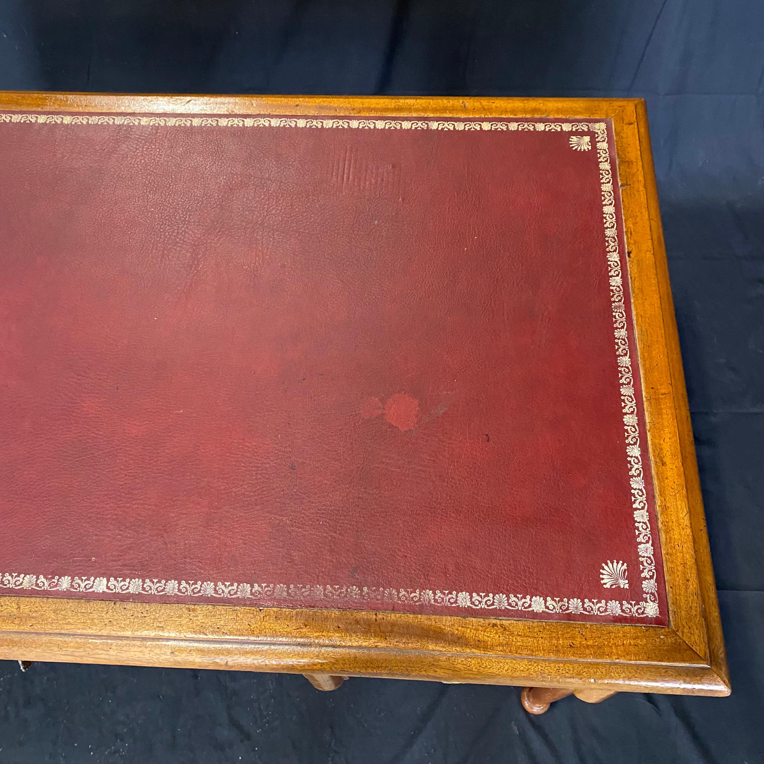 Schreibtisch aus gemasertem Nussbaumholz mit Intarsien im Louis-XVI-Stil und geprägter Lederplatte (Französisch) im Angebot