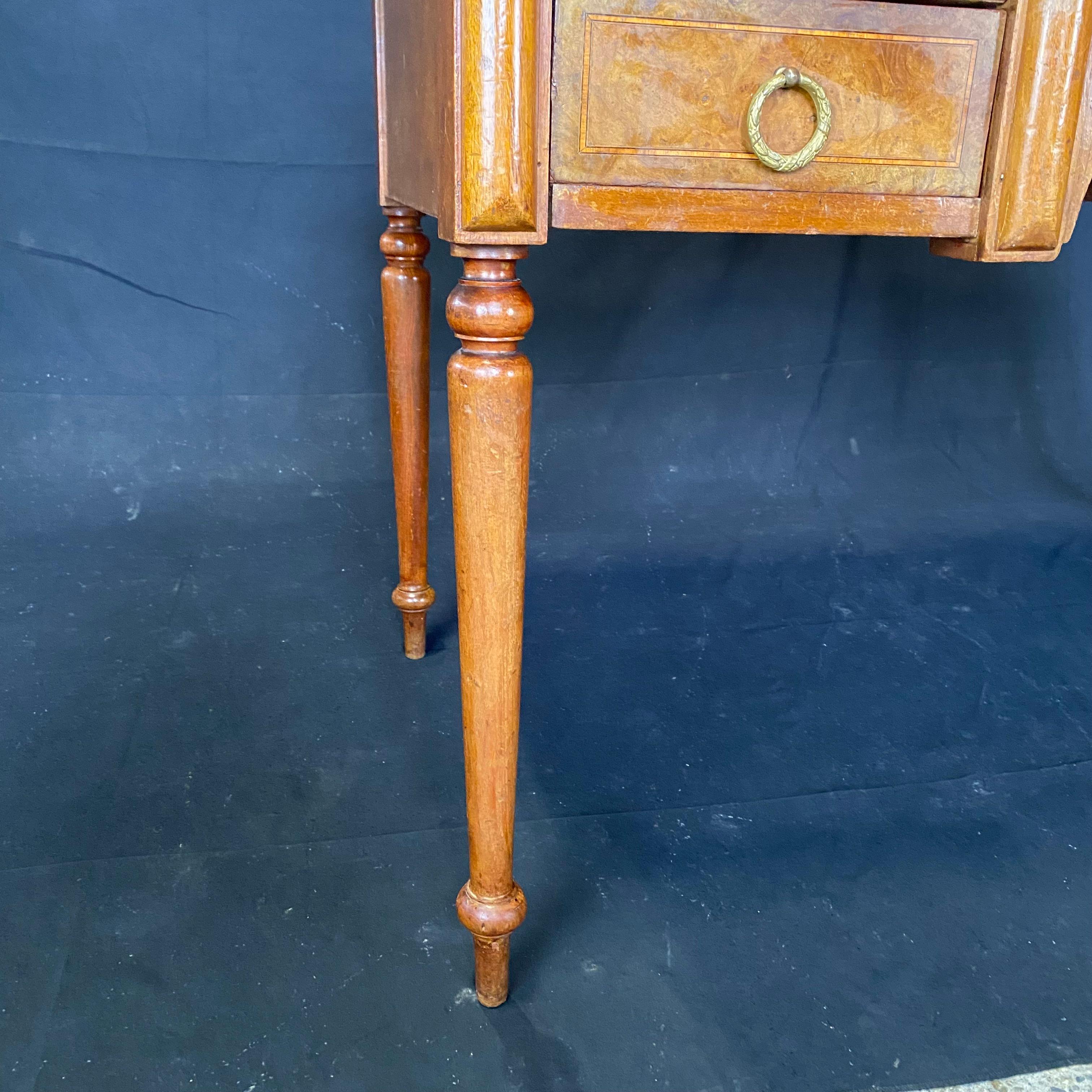Schreibtisch aus gemasertem Nussbaumholz mit Intarsien im Louis-XVI-Stil und geprägter Lederplatte im Zustand „Gut“ im Angebot in Hopewell, NJ