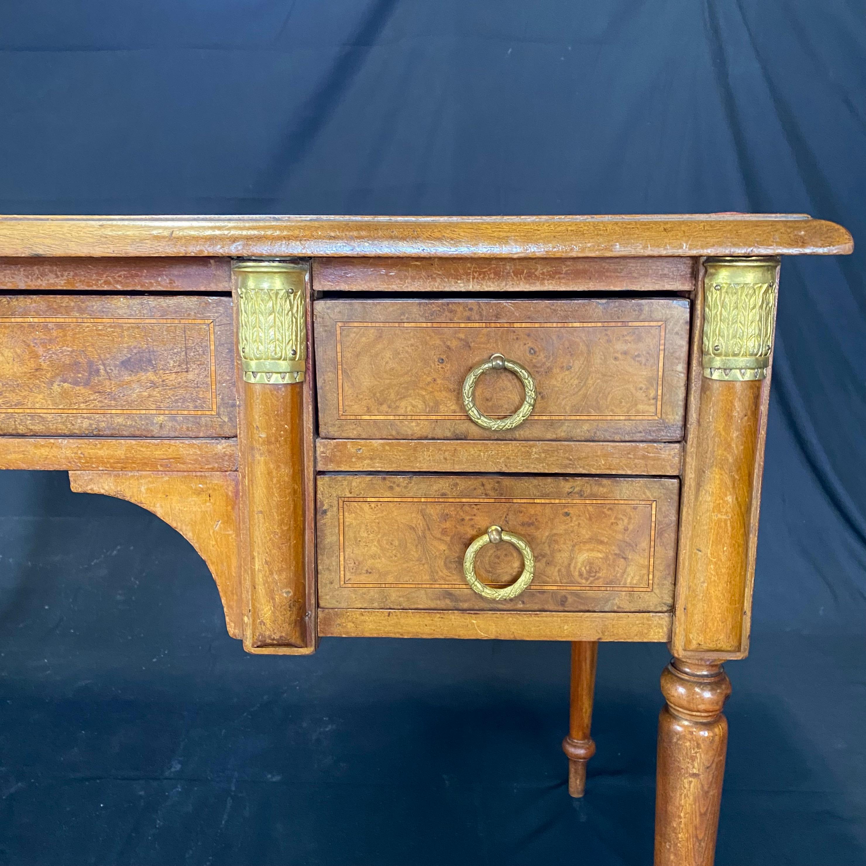 Schreibtisch aus gemasertem Nussbaumholz mit Intarsien im Louis-XVI-Stil und geprägter Lederplatte im Angebot 1