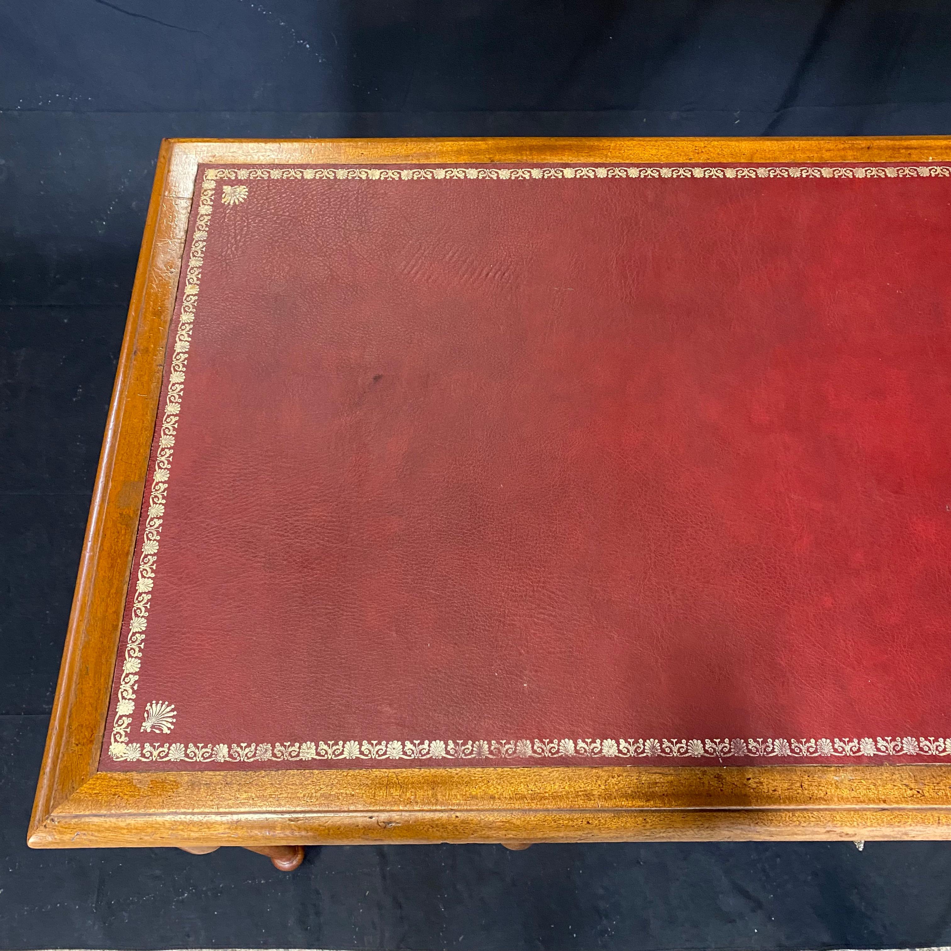Schreibtisch aus gemasertem Nussbaumholz mit Intarsien im Louis-XVI-Stil und geprägter Lederplatte im Angebot 2