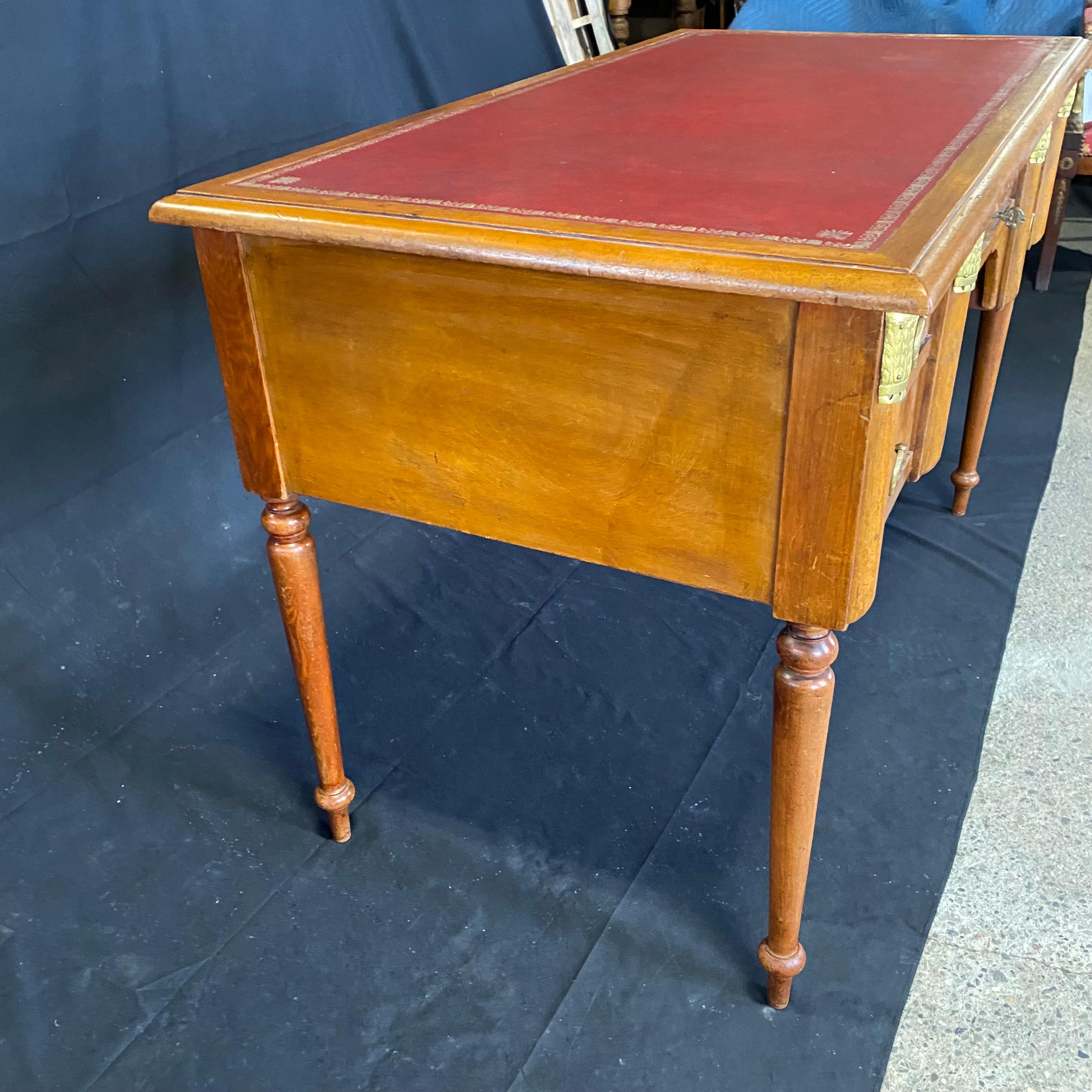 Schreibtisch aus gemasertem Nussbaumholz mit Intarsien im Louis-XVI-Stil und geprägter Lederplatte im Angebot 3