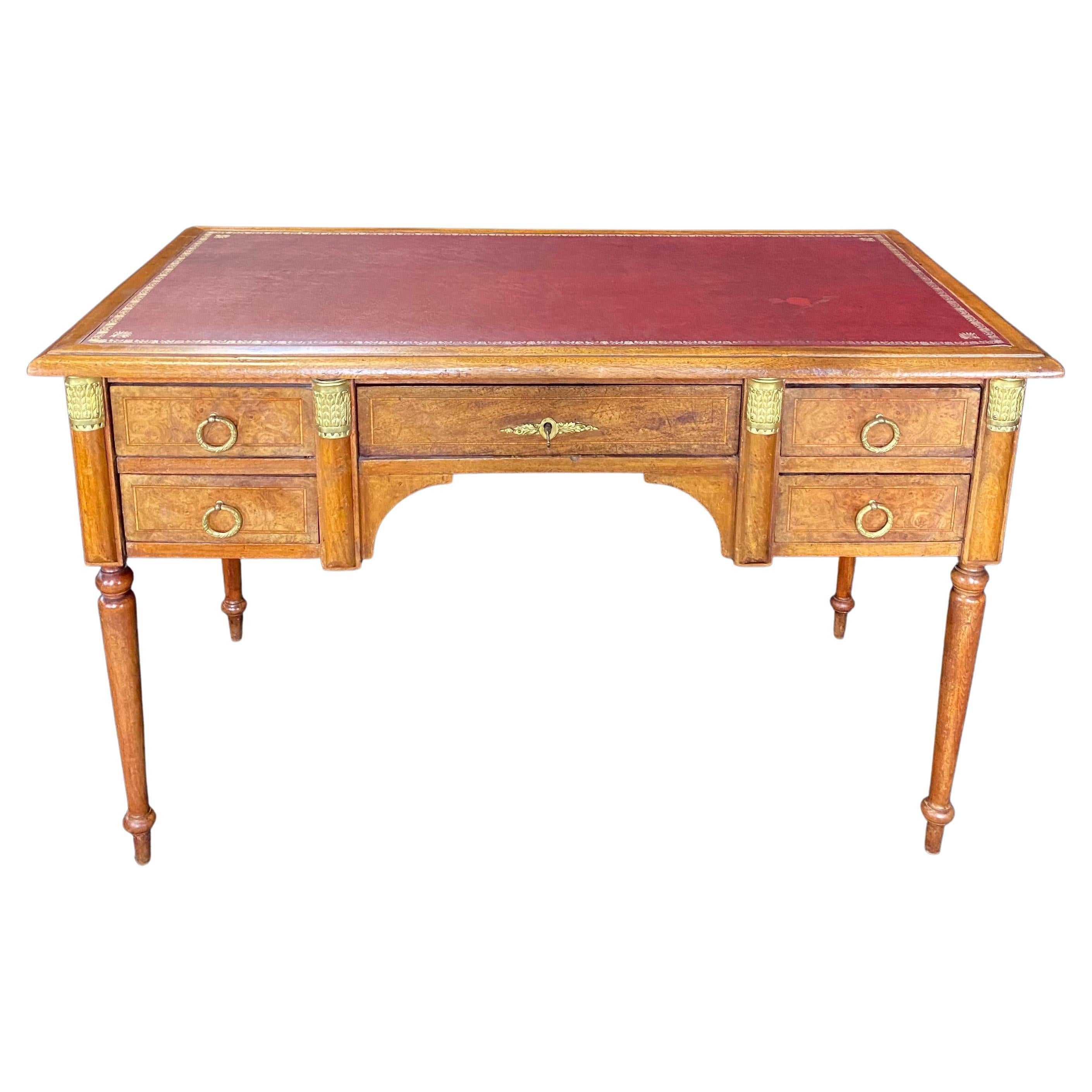 Bureau français Louis XVI en ronce de noyer incrustée avec dessus en cuir embossé