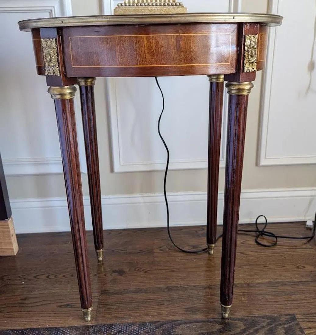 Tavolino intarsiato francese Luigi XVI con dettagli e montature originali in bronzo. Aggiungi un po' di stile francese al tuo progetto di design.