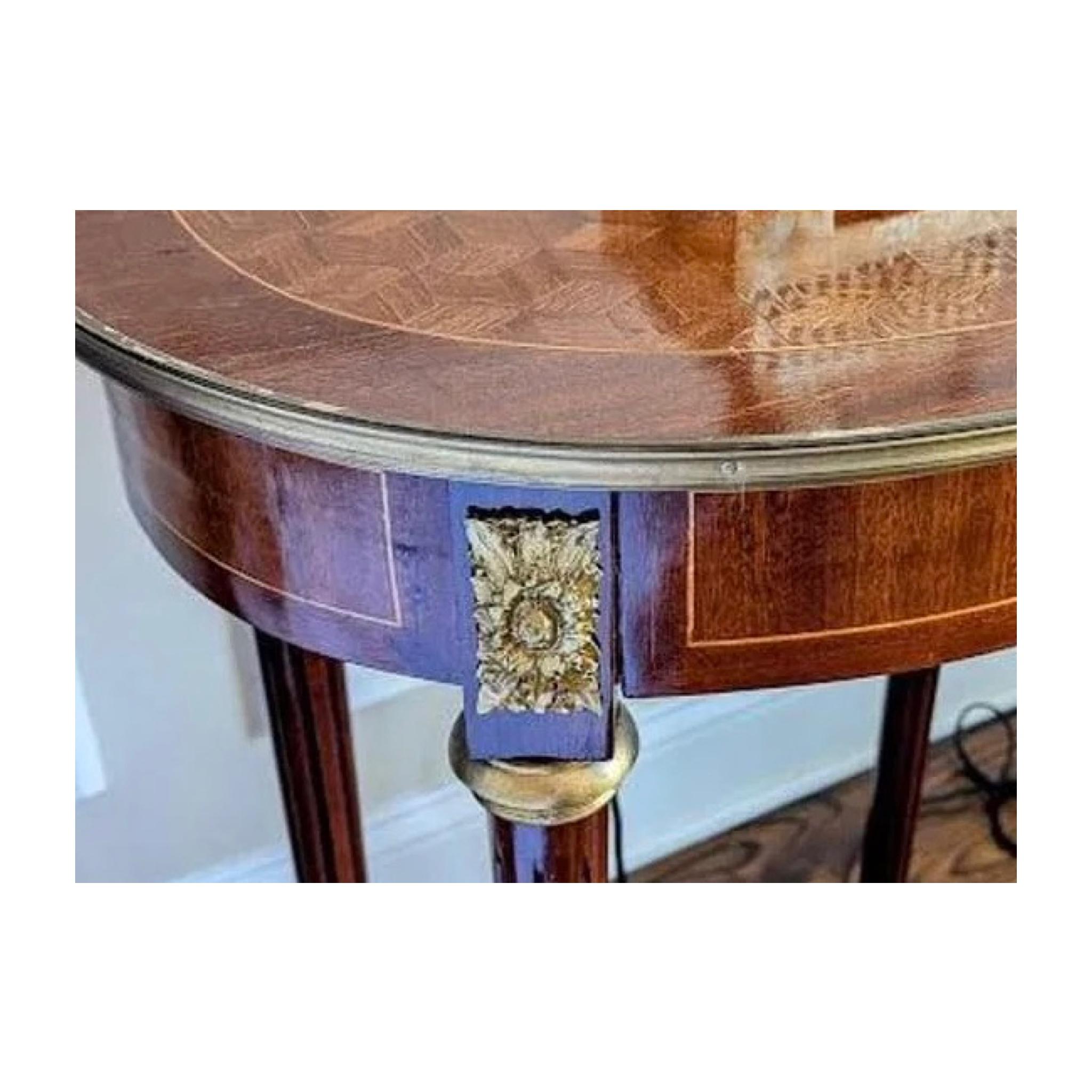 Tavolino intarsiato francese Luigi XVI con supporti e dettagli in bronzo In condizioni buone in vendita a Los Angeles, CA