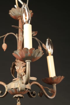 Araña francesa Luis XVI de hierro y follaje de tole