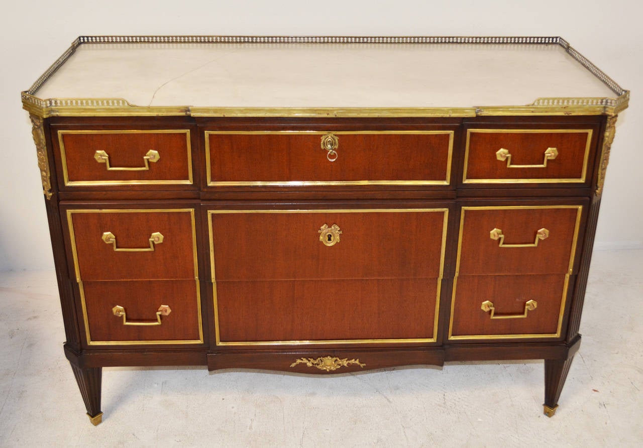 French Louis XVI Jansen Style Brass-Mounted Mahogany Commode In Good Condition For Sale In Palm Springs, CA