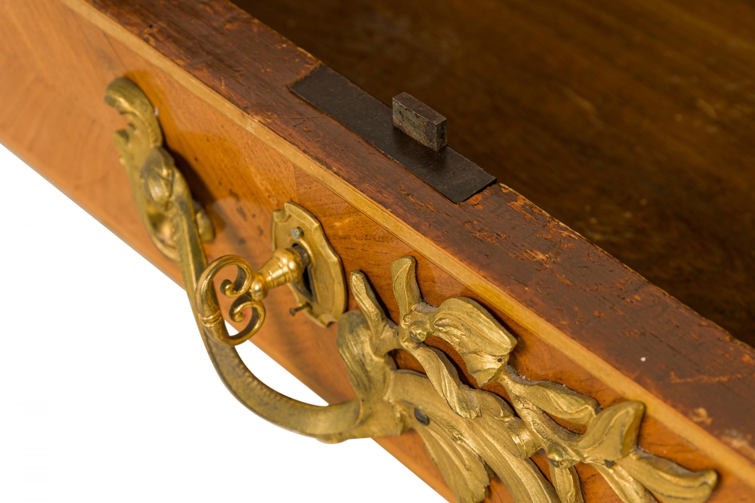 Schreibtisch aus Veilchenholz, Goldbronze und rotem Leder im Louis-XVI.-Stil im Angebot 5