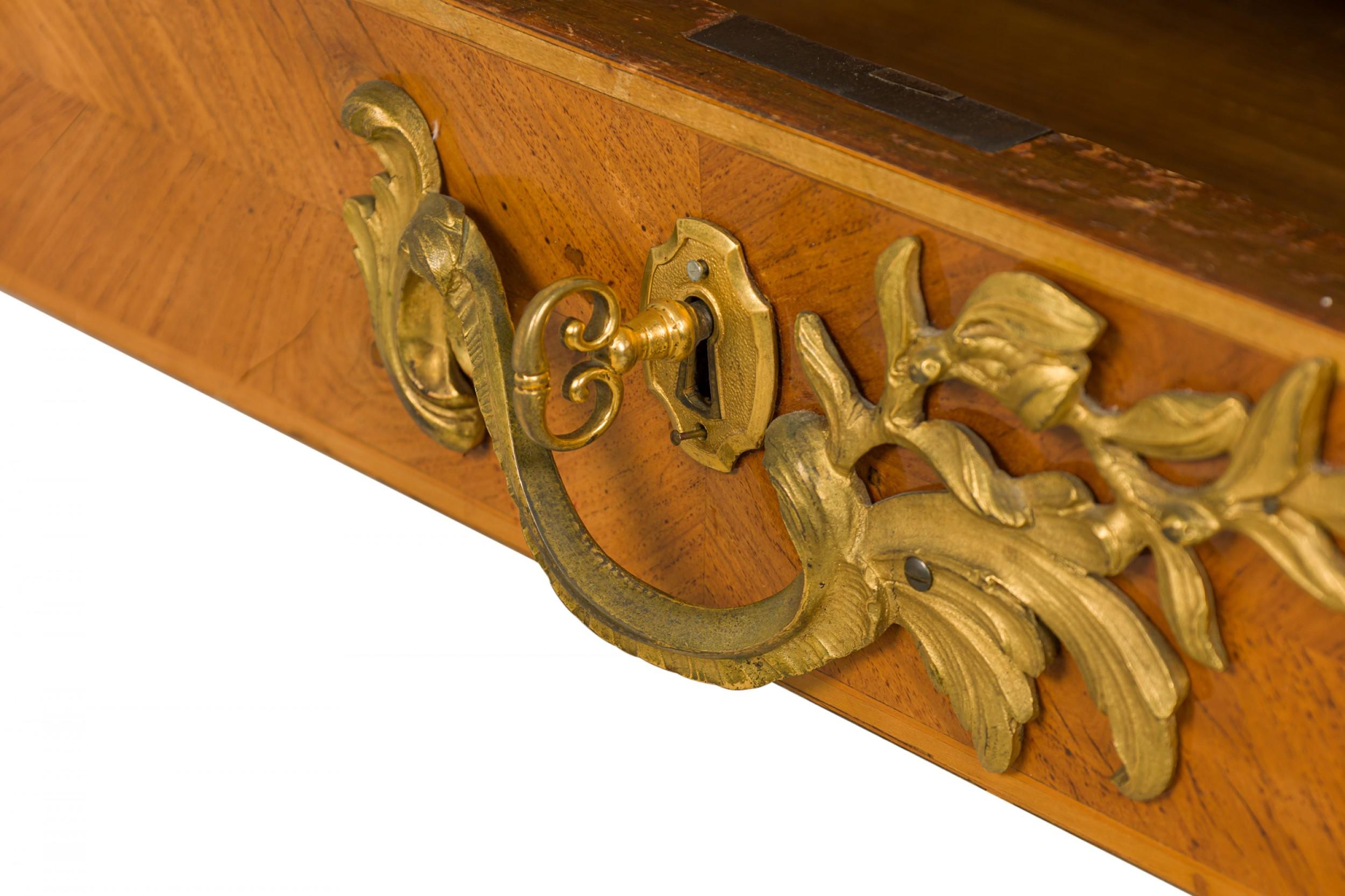 Schreibtisch aus Veilchenholz, Goldbronze und rotem Leder im Louis-XVI.-Stil im Angebot 6