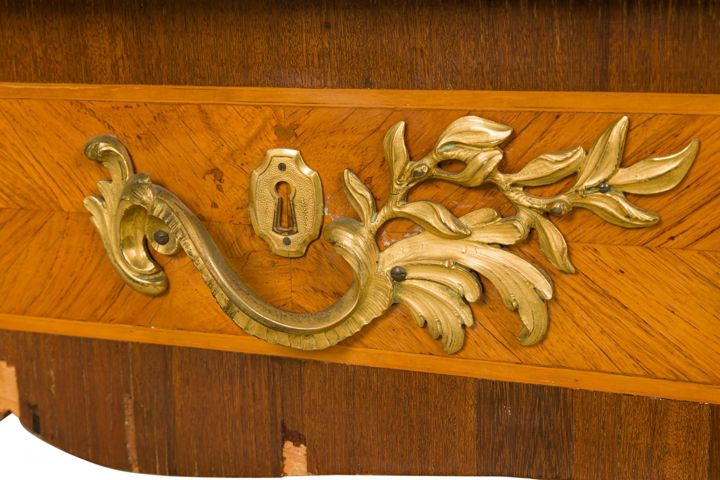 Schreibtisch aus Veilchenholz, Goldbronze und rotem Leder im Louis-XVI.-Stil im Angebot 7