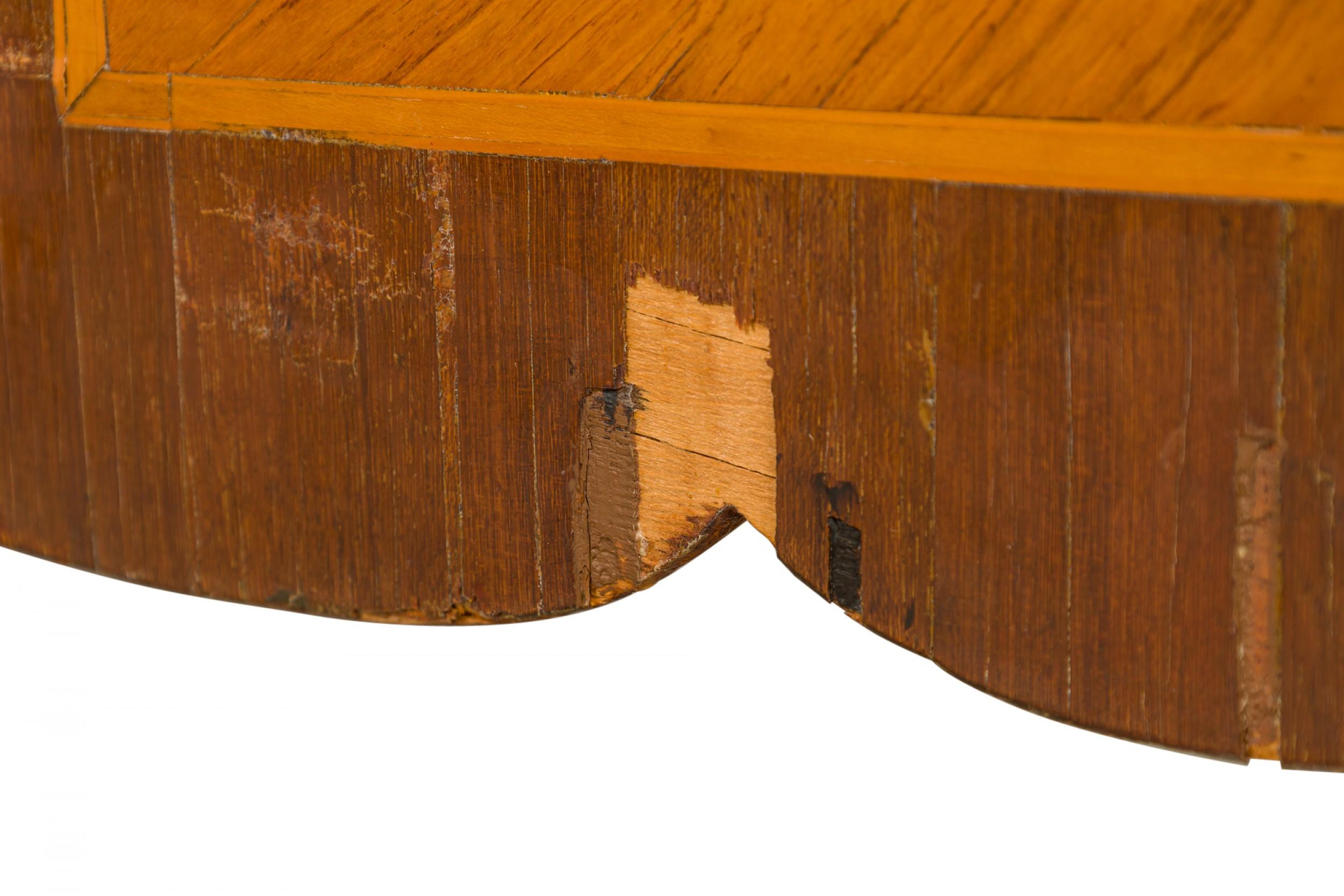 Schreibtisch aus Veilchenholz, Goldbronze und rotem Leder im Louis-XVI.-Stil im Angebot 10