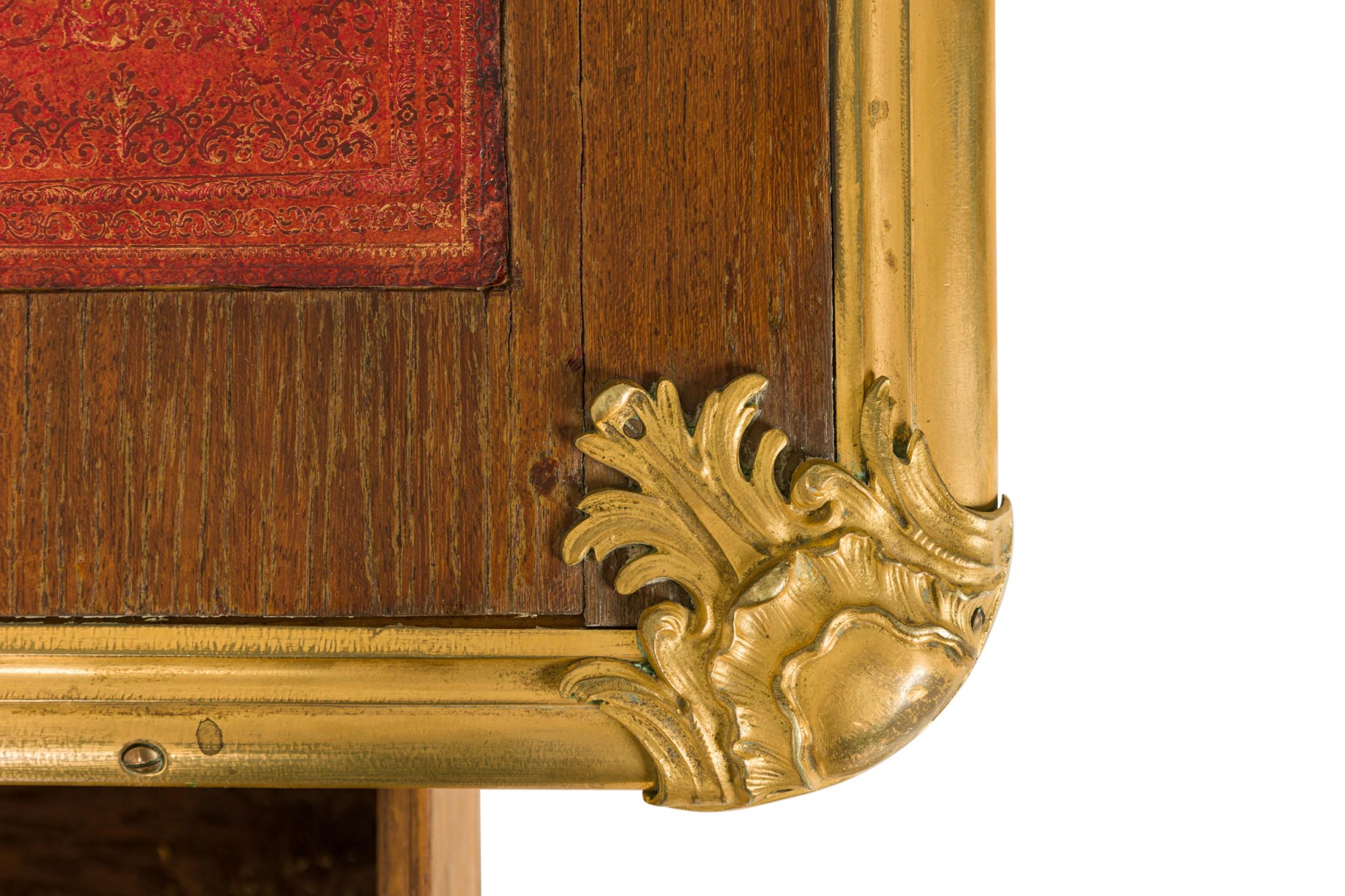 Schreibtisch aus Veilchenholz, Goldbronze und rotem Leder im Louis-XVI.-Stil im Angebot 4
