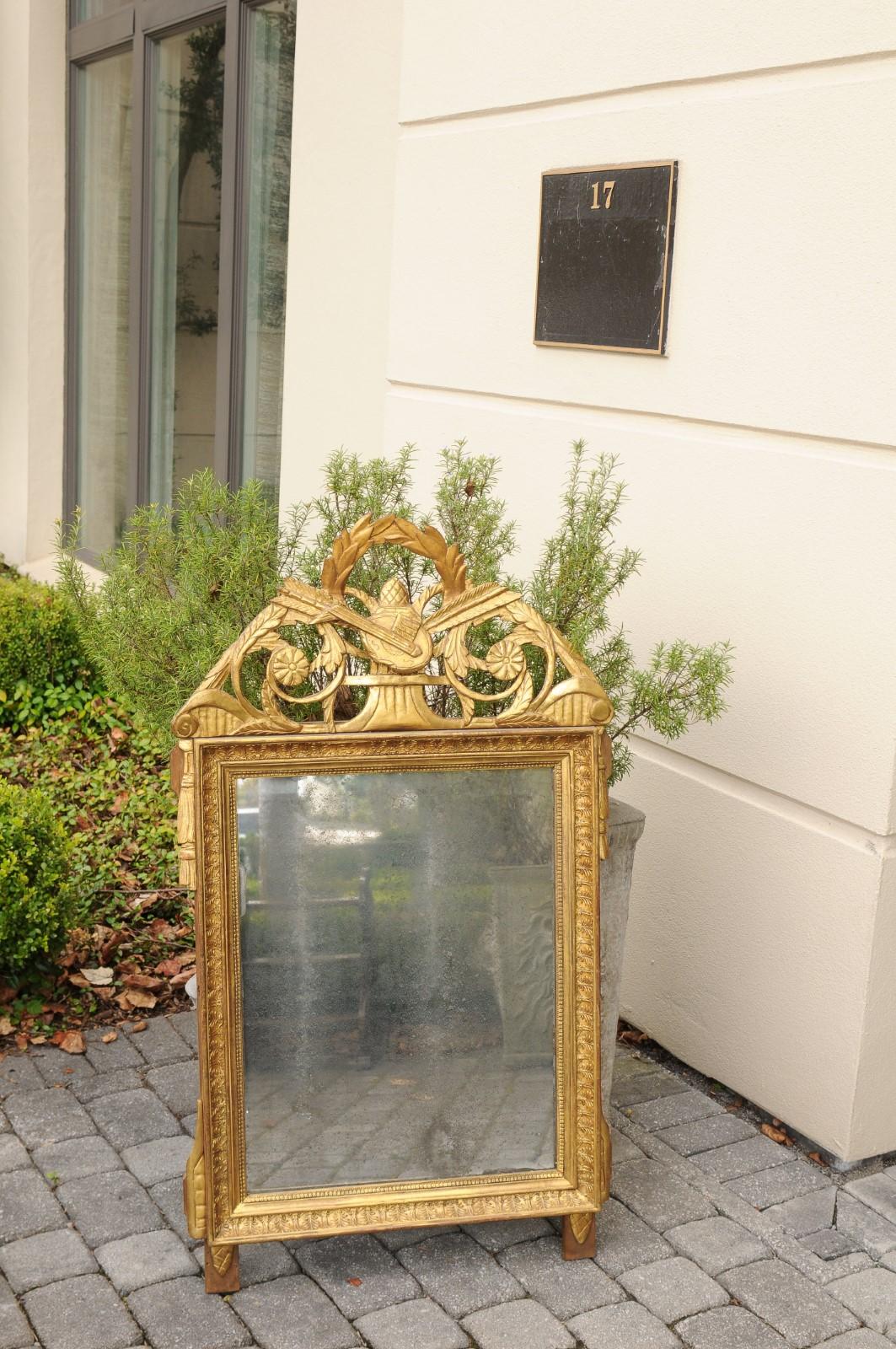 Français Miroir en bois doré de style Louis XVI, fin du XVIIIe siècle, à motifs d'arts libéraux en vente