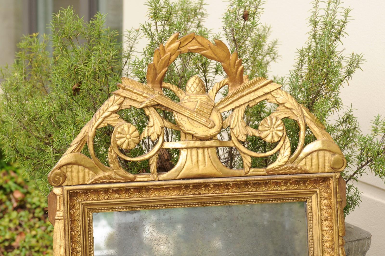 Sculpté Miroir en bois doré de style Louis XVI, fin du XVIIIe siècle, à motifs d'arts libéraux en vente