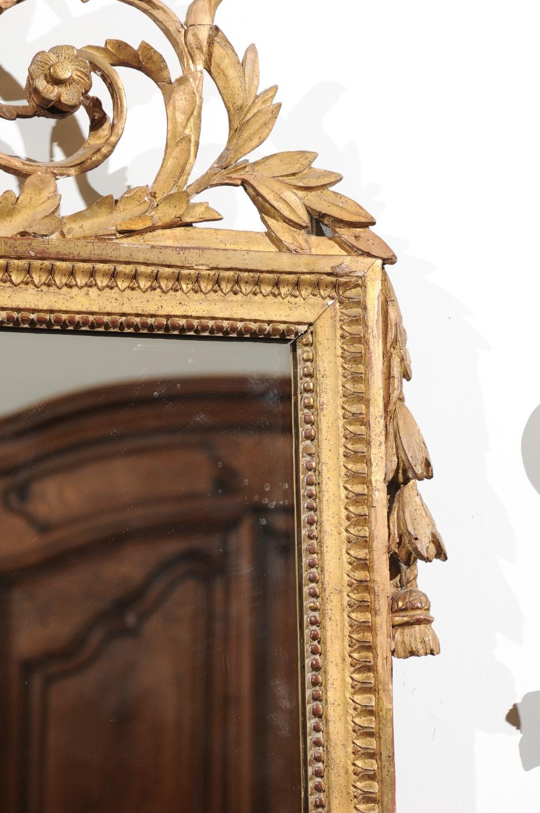 A French Louis XVI period giltwood wedding mirror from the late 18th century, with hand carved kissing doves. Born in France at the end of the Ancien Régime, this exquisite wedding mirror features an eye-catching hand carved crest, adorned with