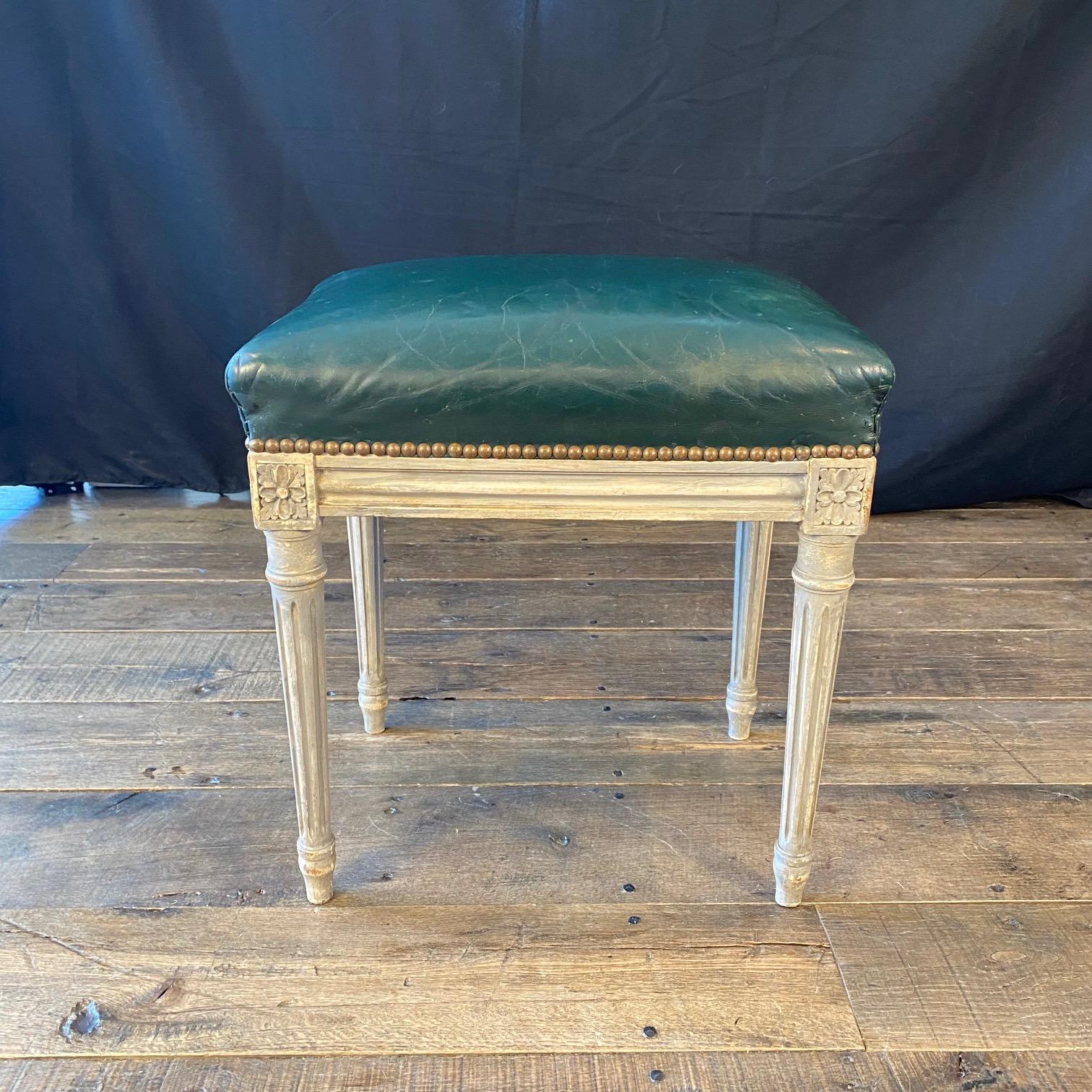 Elegante e pratico sgabello, panca o pouf Luigi XVI della fine del XVIII secolo con dettagli neoclassici e design classico francese. La cornice Luigi XVI con vernice originale è caratterizzata da rosette, delicato fogliame intagliato e fiorellini