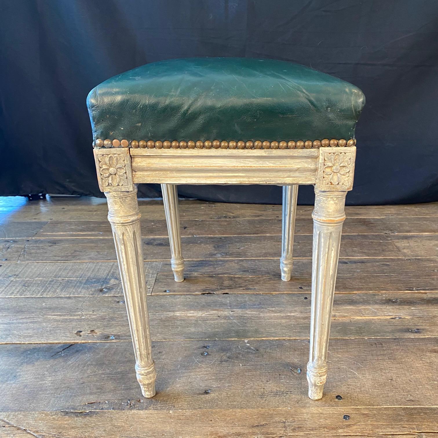 Pelle Panchina o ottomana in pelle francese Luigi XVI con vernice originale in vendita