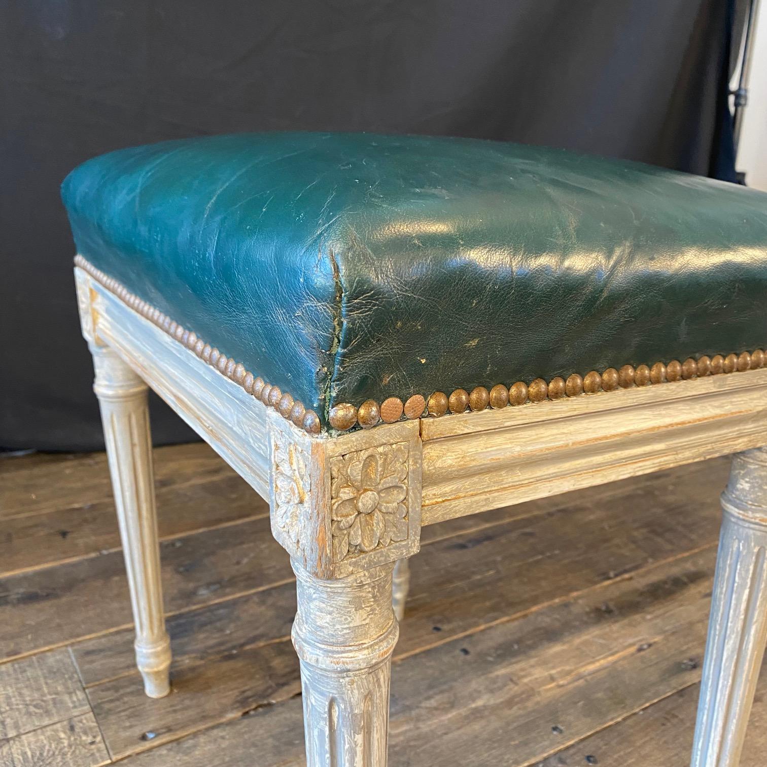 Panchina o ottomana in pelle francese Luigi XVI con vernice originale in vendita 2