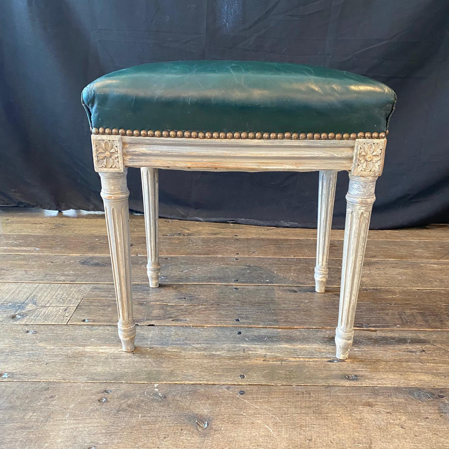 Panchina o ottomana in pelle francese Luigi XVI con vernice originale in vendita 3