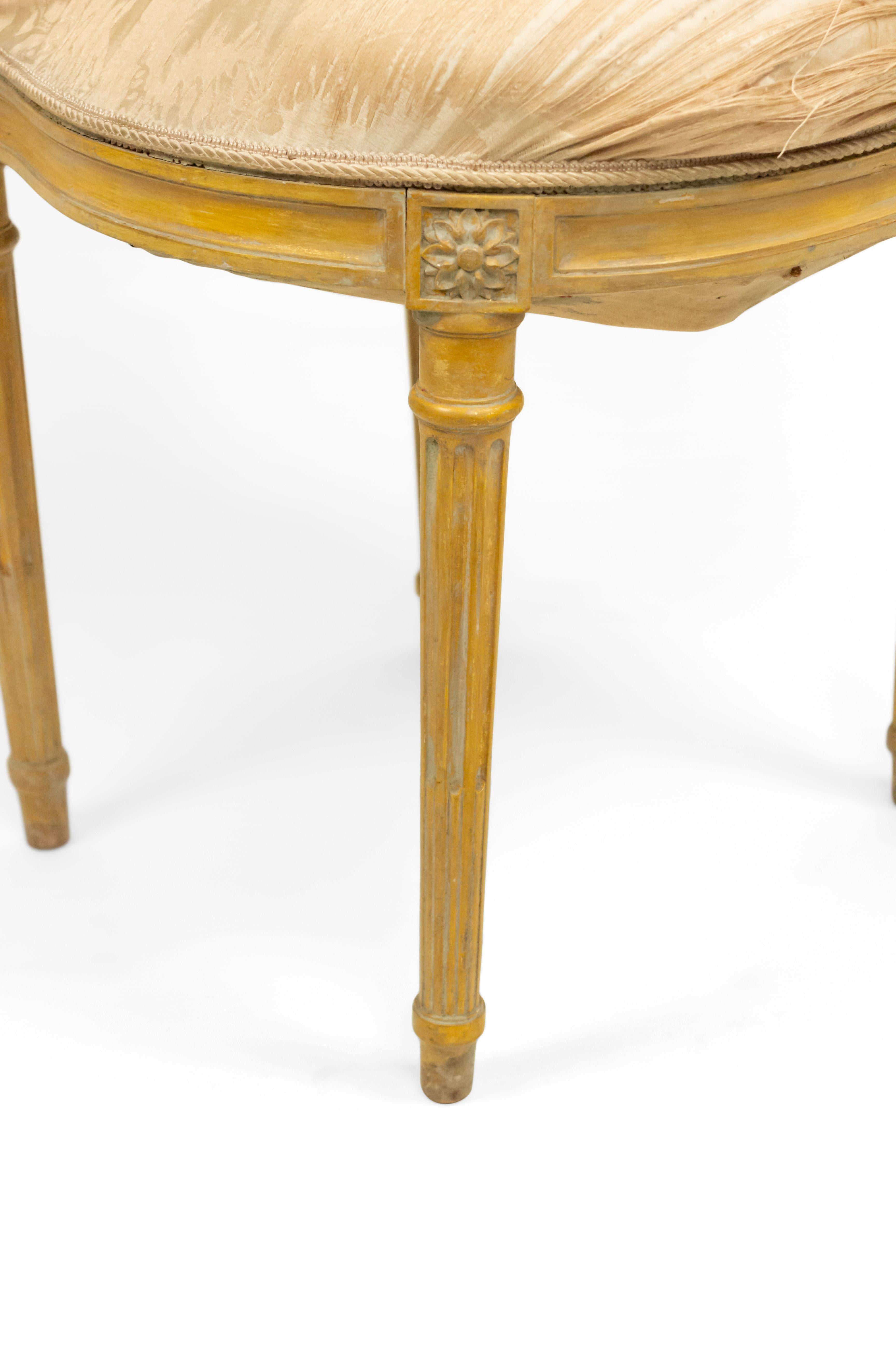 Sculpté Chaises d'appoint françaises Louis XVI Lyre en vente