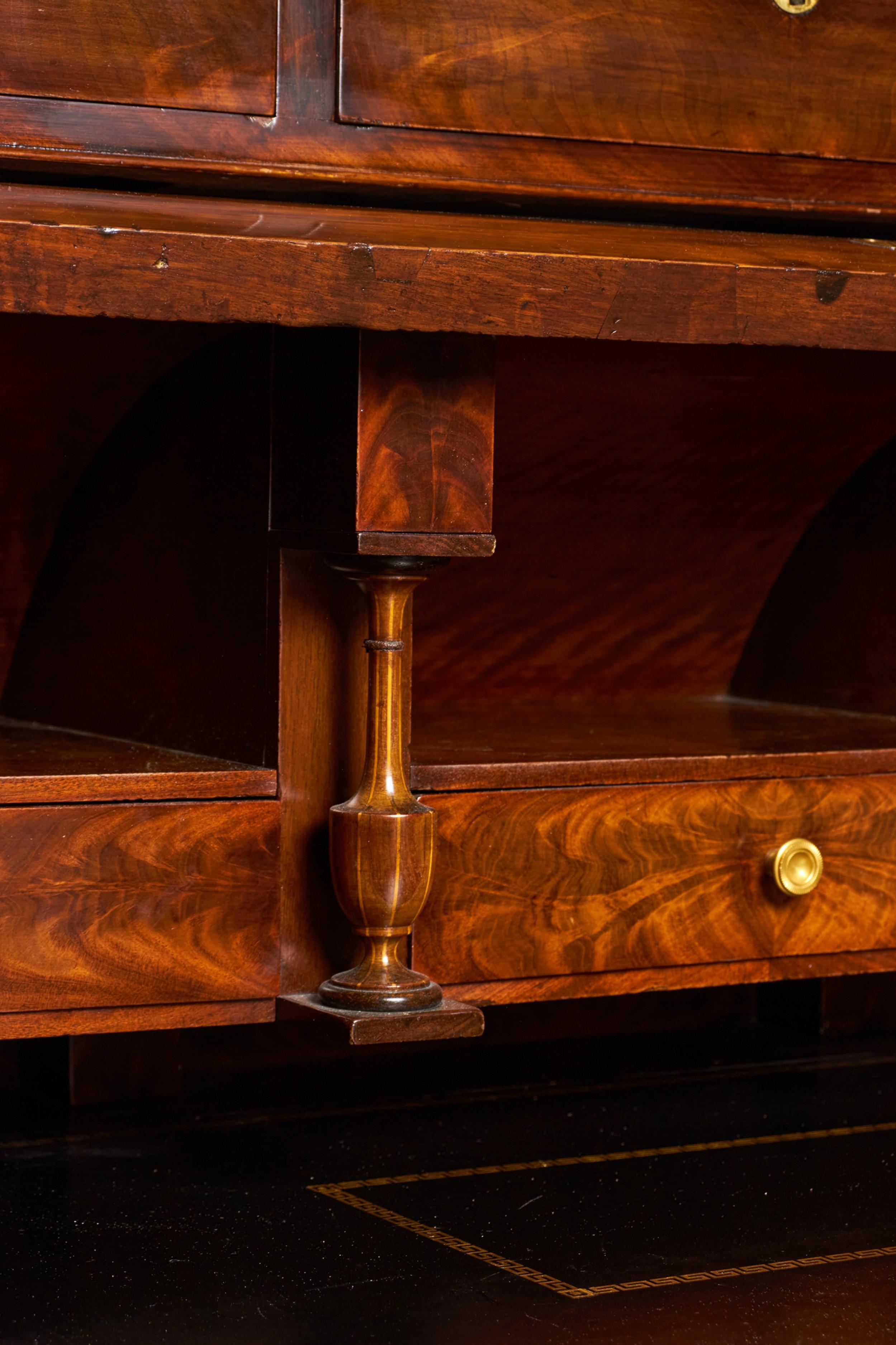 Scrivania francese in stile Luigi XVI in mogano con piano rettangolare in marmo a galleria che poggia su 3 cassetti con chiave. Il piano rotante rivela un piano della scrivania in pelle goffrata dorata, sotto 3 cassetti con tiretto in ottone.