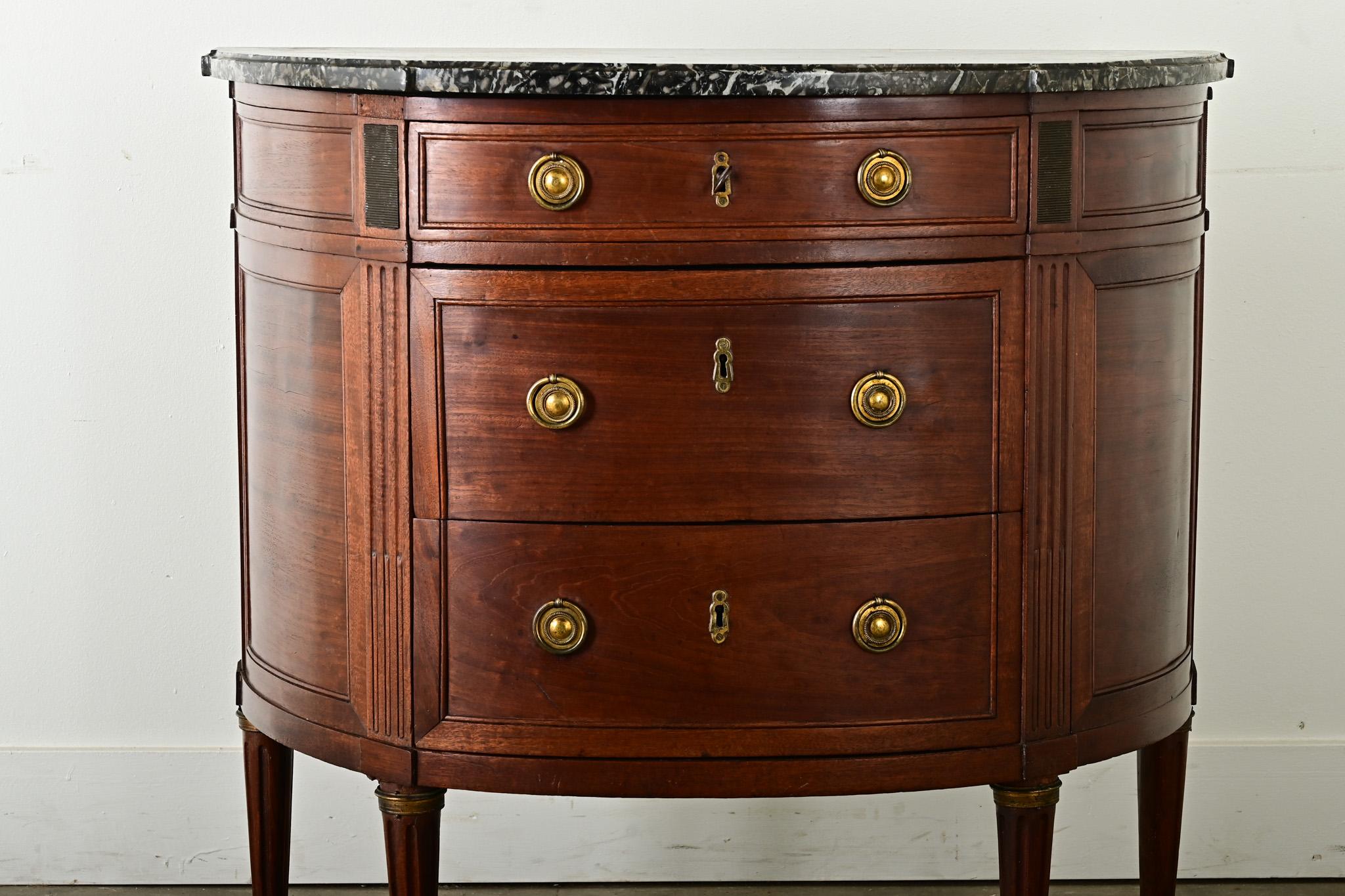 Francese Commode francese Luigi XVI in mogano Demilune in vendita