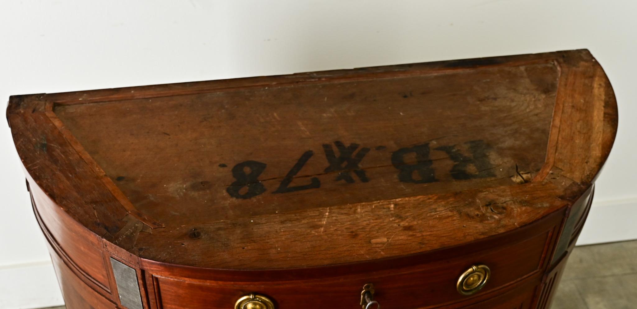 Ottone Commode francese Luigi XVI in mogano Demilune in vendita