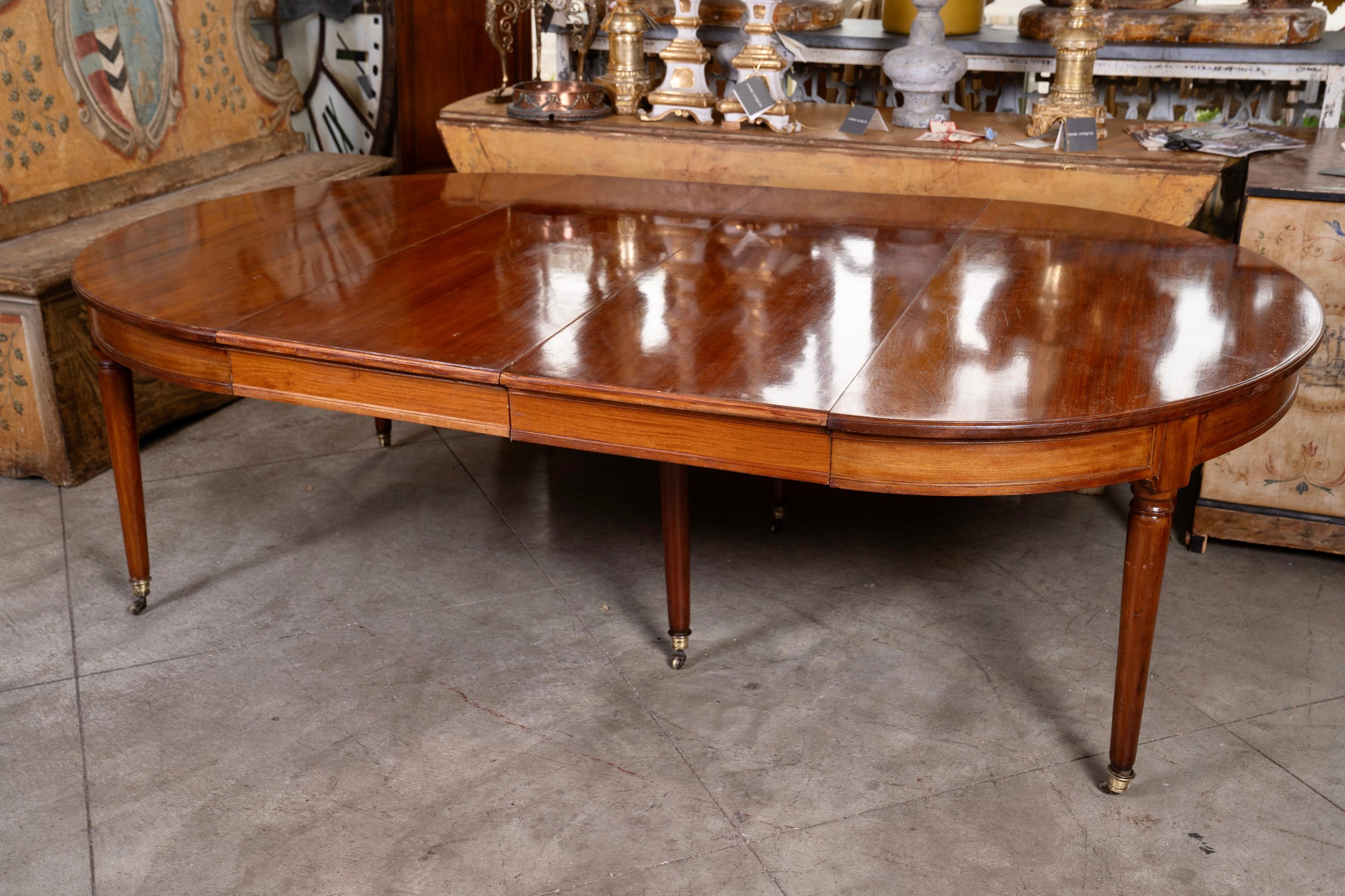French Louis XVI Mahogany Extension Table In Good Condition For Sale In New Orleans, LA