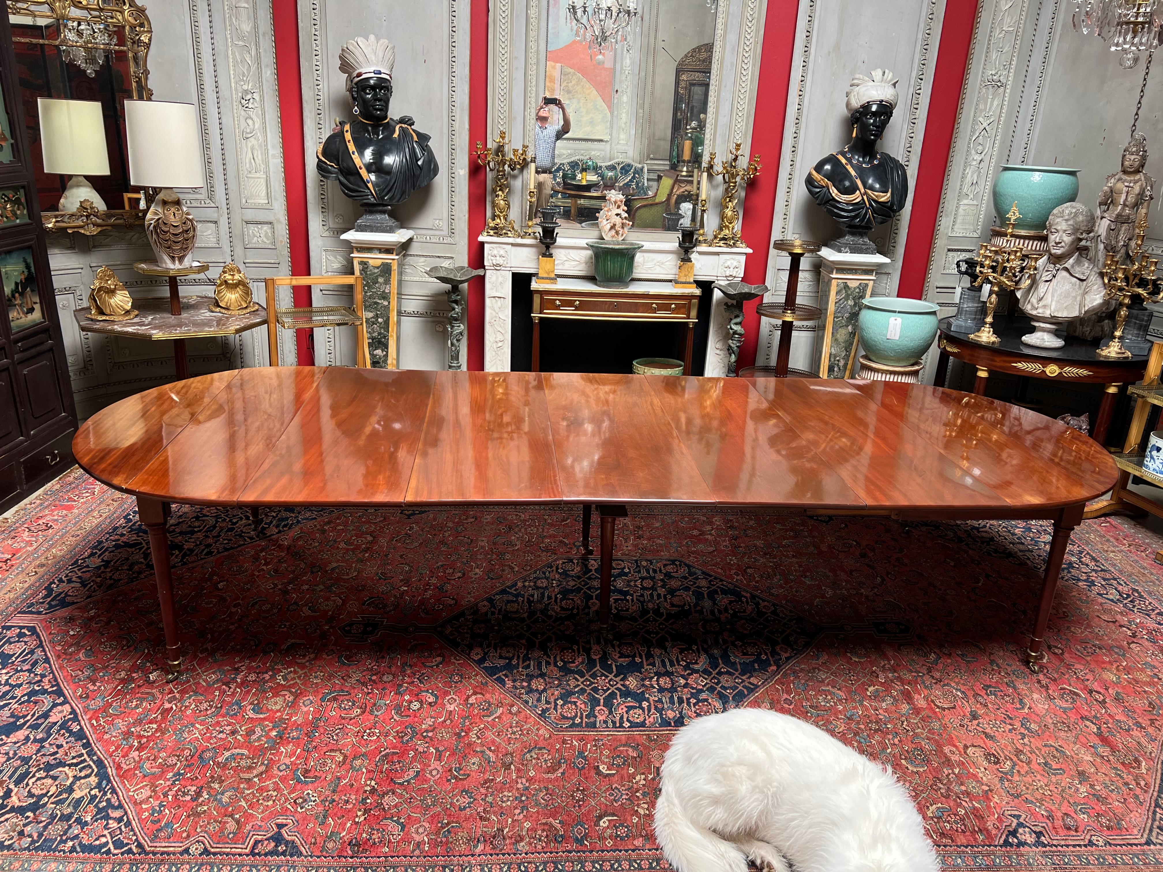 Table de salle à manger française à rallonge Louis XVI en acajou en vente 7