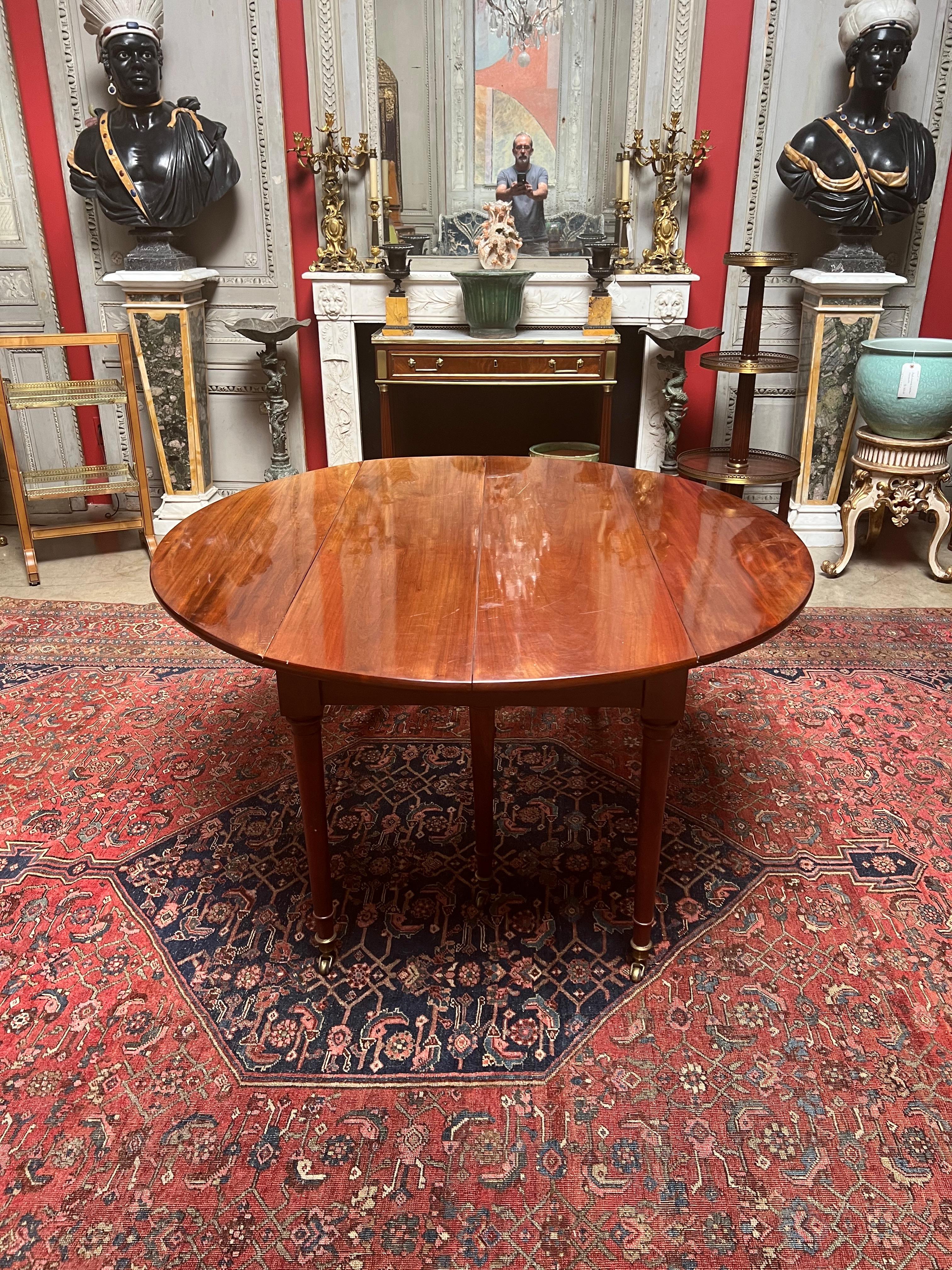 Table de salle à manger française à rallonge Louis XVI en acajou en vente 12