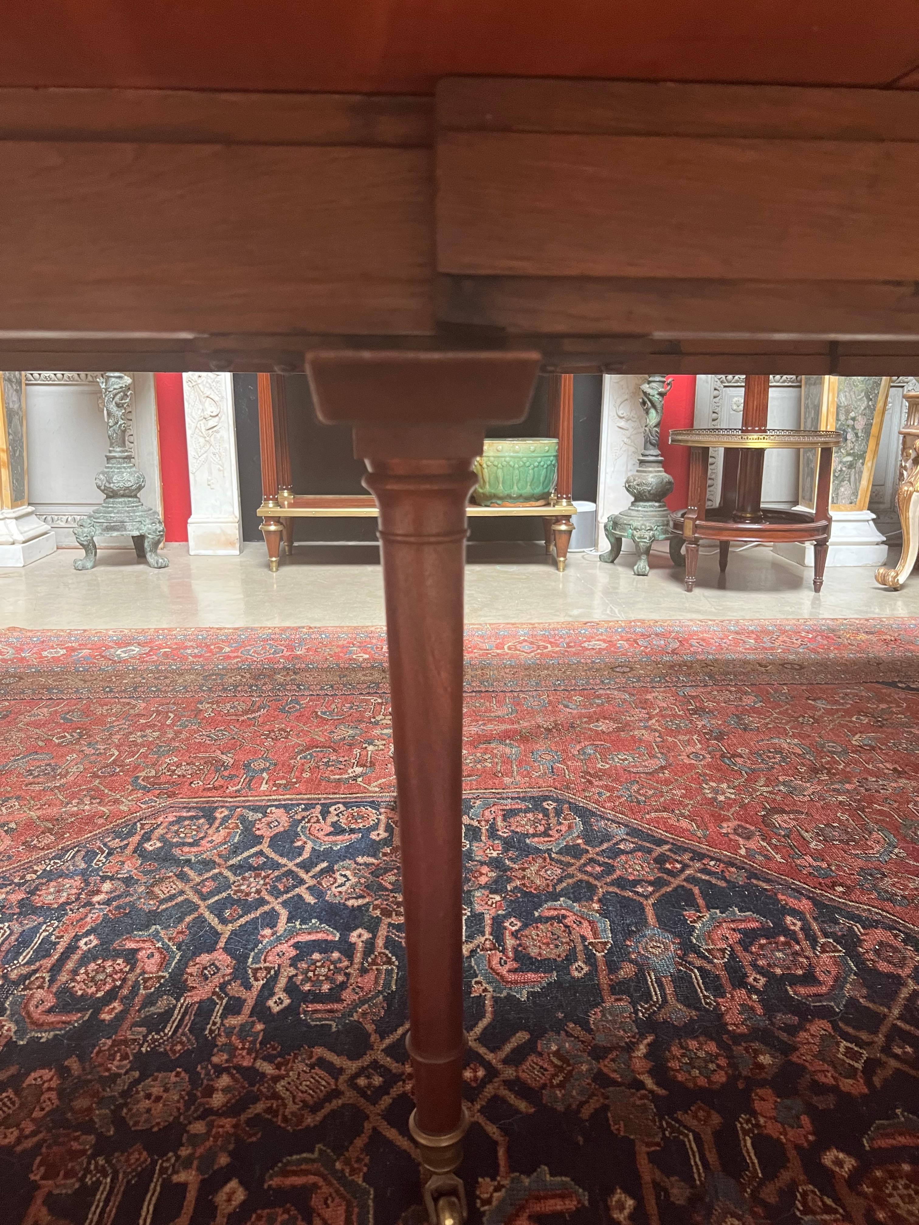 Table de salle à manger française à rallonge Louis XVI en acajou en vente 13