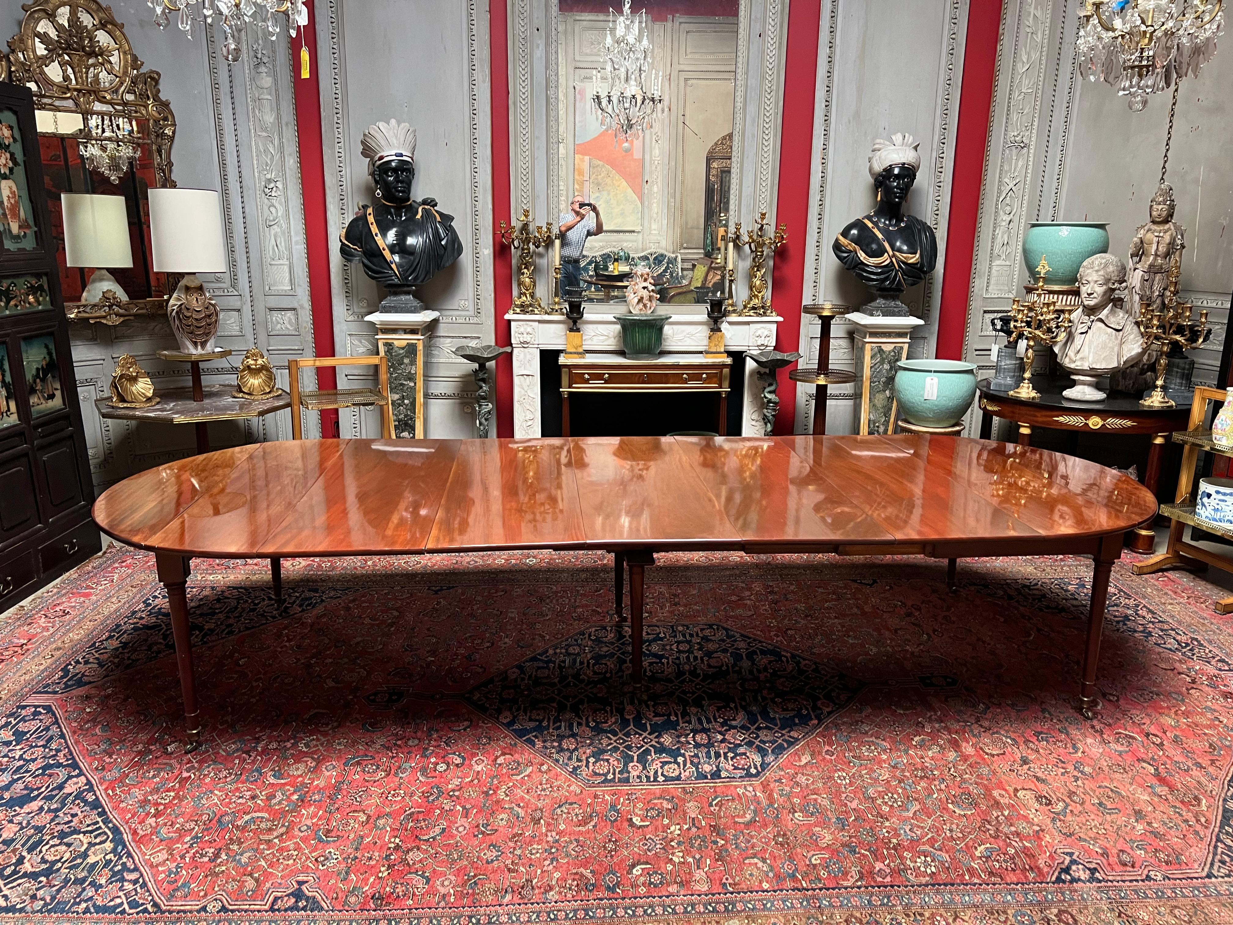 Table de salle à manger française à rallonge Louis XVI en acajou Bon état - En vente à Dallas, TX