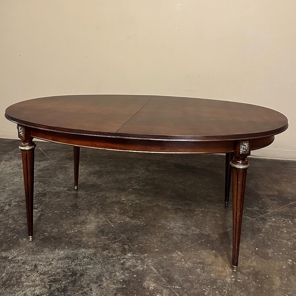 La Mesa de Comedor Ovalada de Caoba Luis XVI es la respuesta perfecta para quienes desean una mesa con capacidad para 6 comensales cómodamente, pero que puede abrirse para sentar a 8 al instante, ¡y luego volver a sentar a 6 con la misma rapidez! 