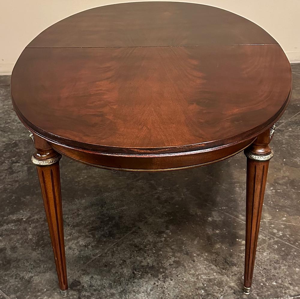 Mesa de Comedor Ovalada de Caoba Luis XVI Francesa siglo XX en venta