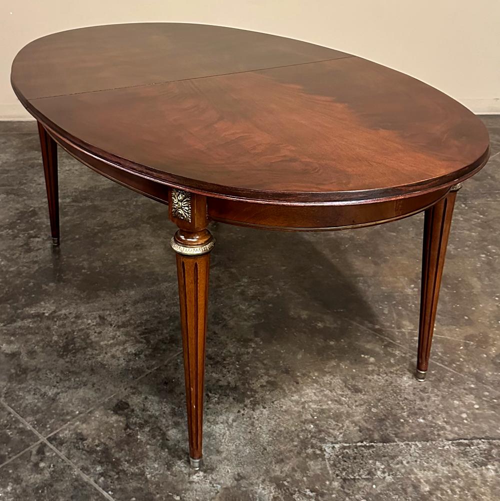Mesa de Comedor Ovalada de Caoba Luis XVI Francesa en venta 1