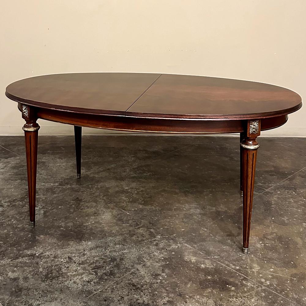 Mesa de Comedor Ovalada de Caoba Luis XVI Francesa en venta 2