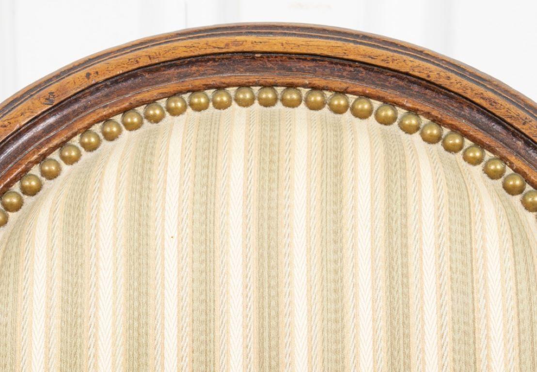 Inconnu Paire de chaises de salle à manger latérales de style Louis XVI français en vente