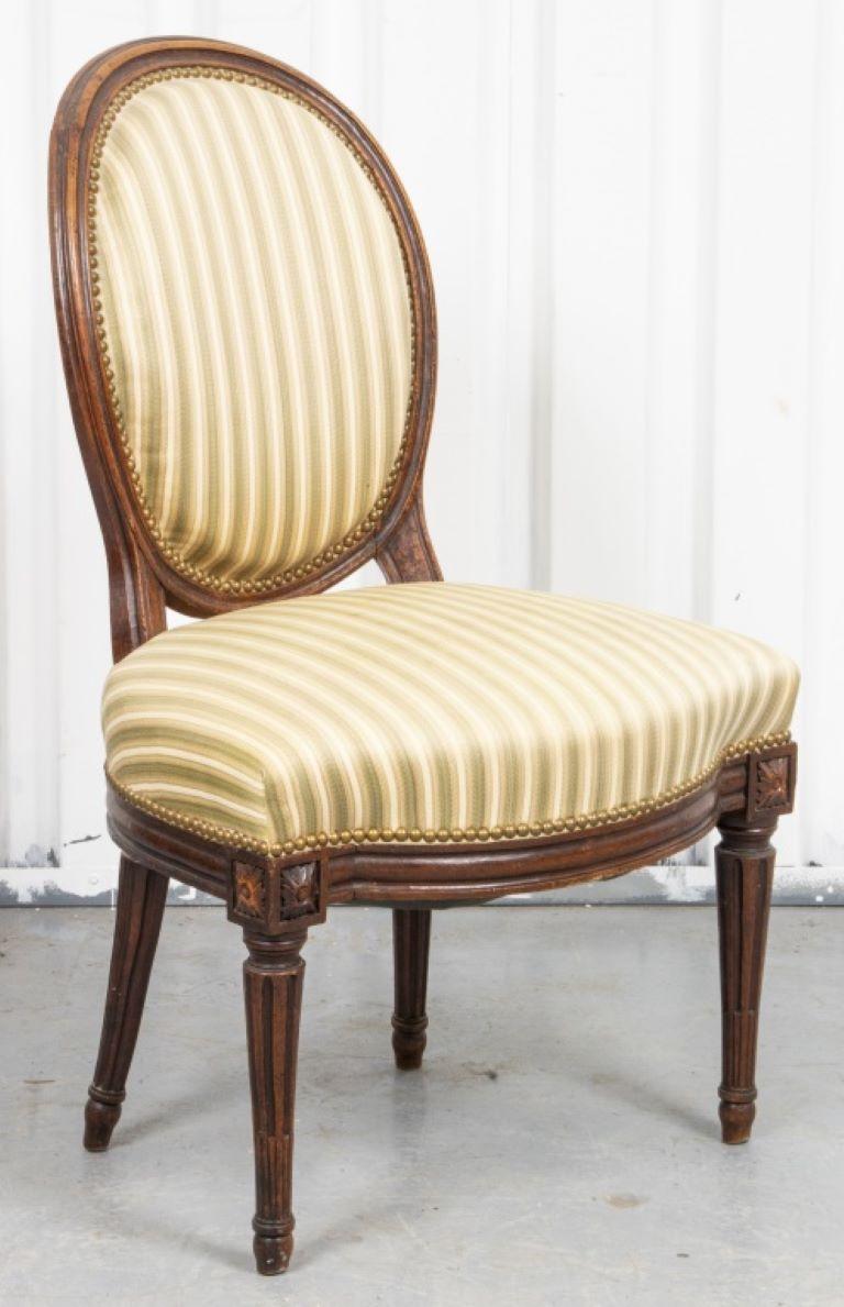 20ième siècle Paire de chaises de salle à manger latérales de style Louis XVI français en vente