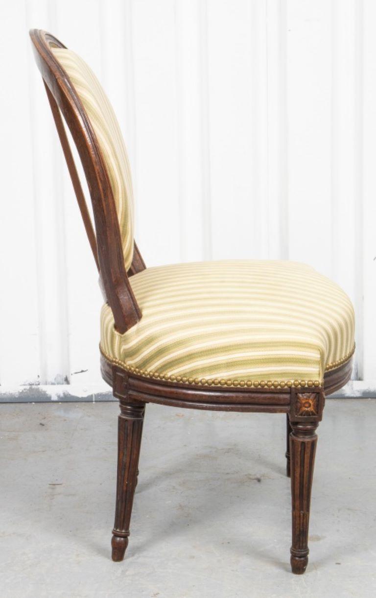 Laiton Paire de chaises de salle à manger latérales de style Louis XVI français en vente