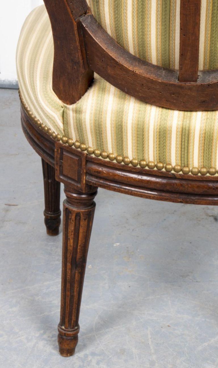 Paire de chaises de salle à manger latérales de style Louis XVI français en vente 2