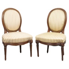 Paire de chaises de salle à manger latérales de style Louis XVI français