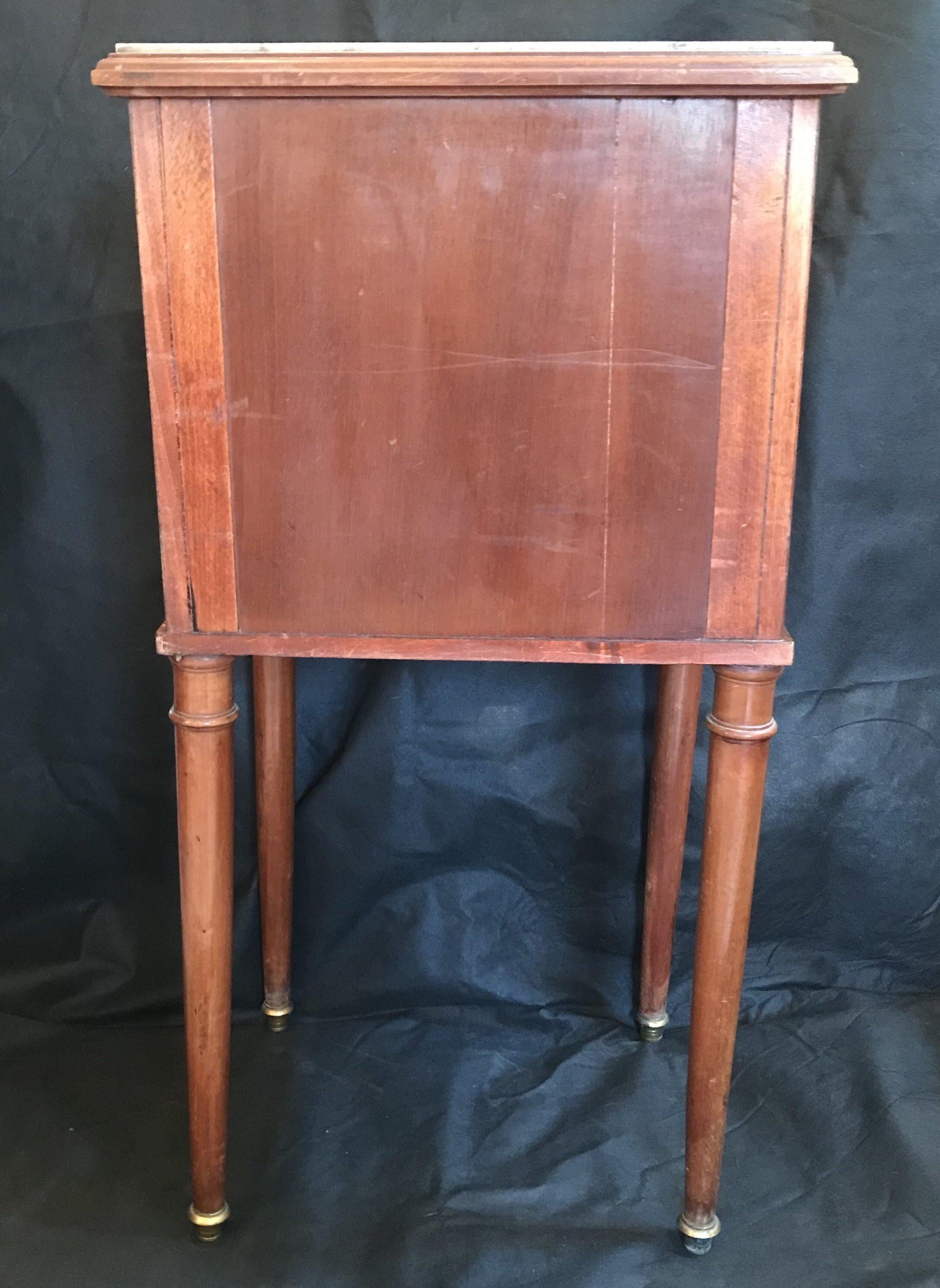 Nachttisch mit Marmorplatte und Marmor innen im Louis-XVI.-Stil (Messing)