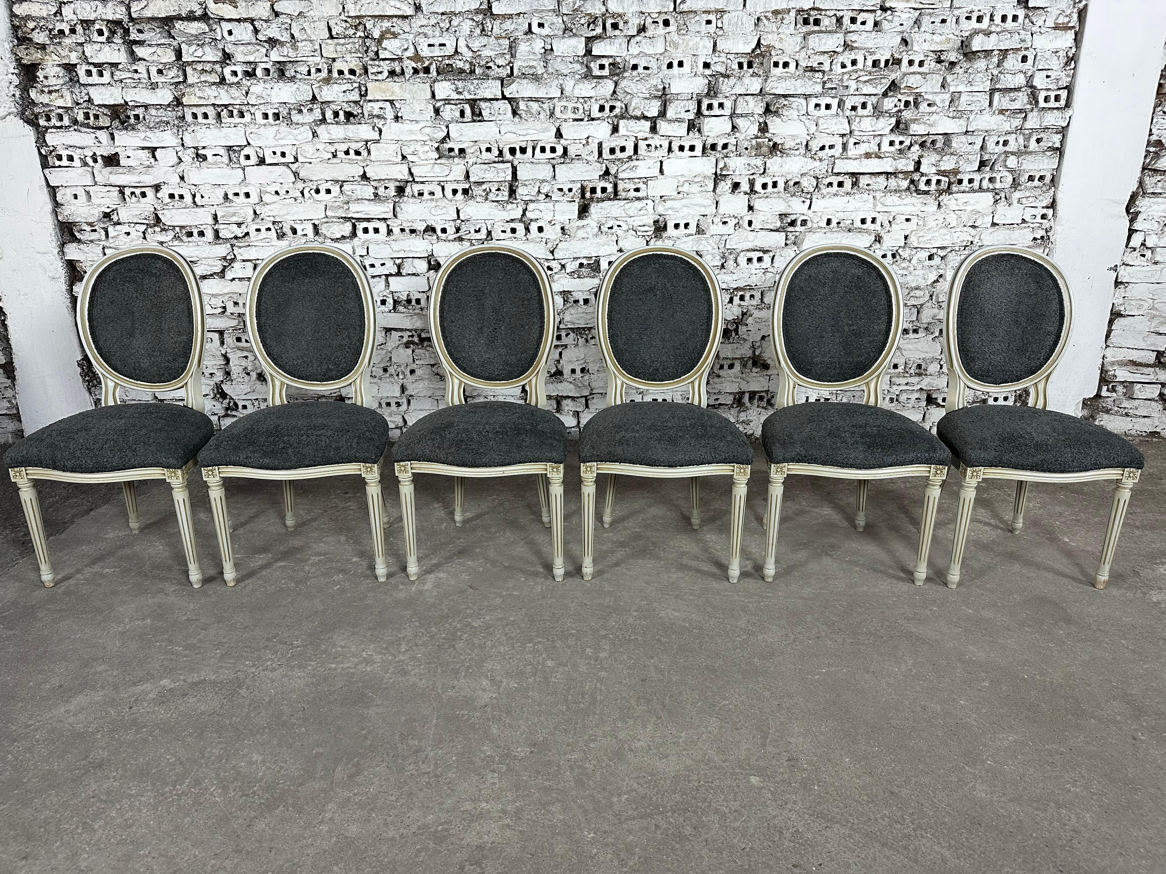 Französische Louis-XVI-Esszimmerstühle mit Medaillon-Rückenlehne, neu gepolstert, 6er-Set im Zustand „Gut“ im Angebot in Bridgeport, CT