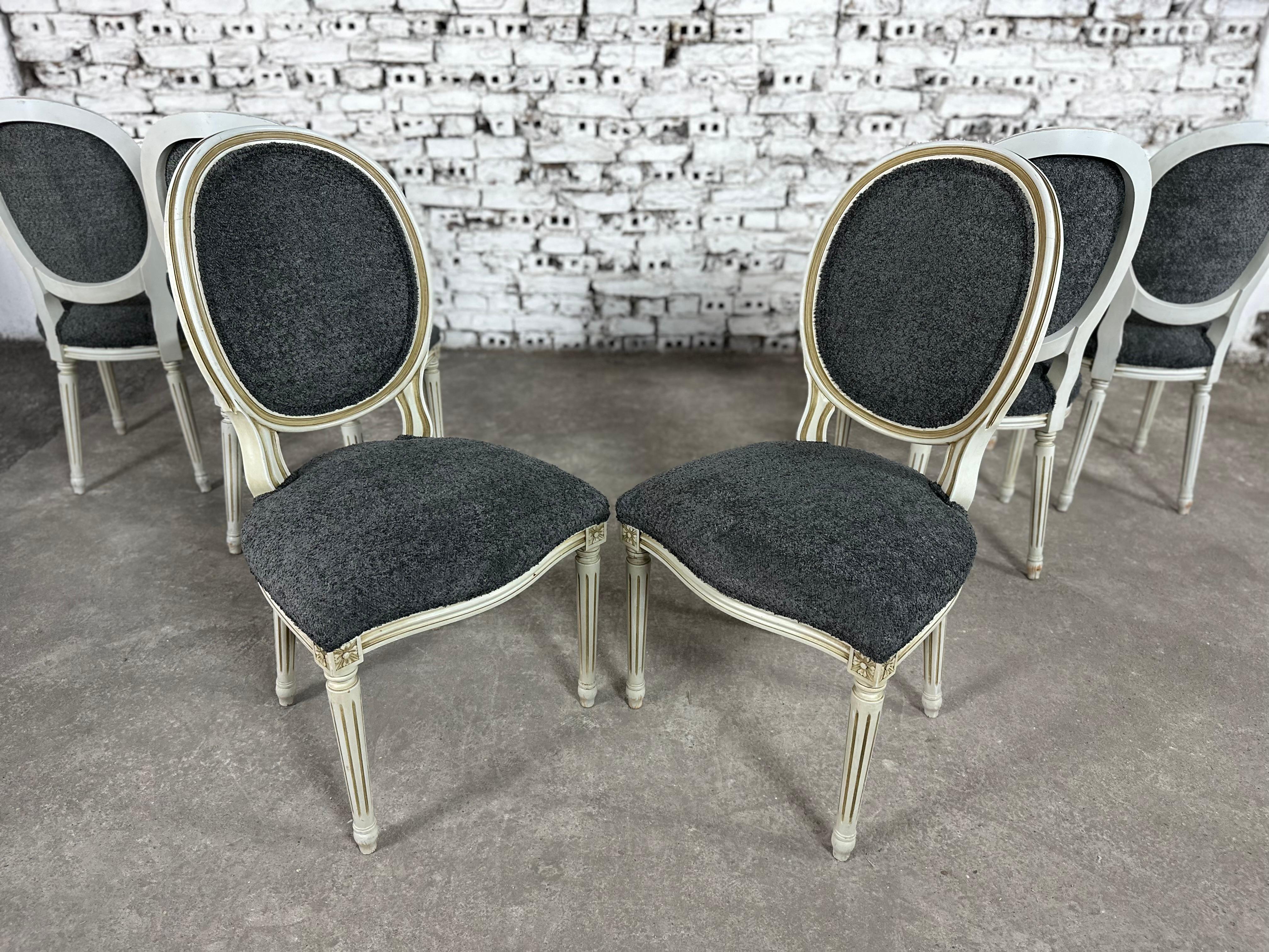 Französische Louis-XVI-Esszimmerstühle mit Medaillon-Rückenlehne, neu gepolstert, 6er-Set (Bouclé) im Angebot