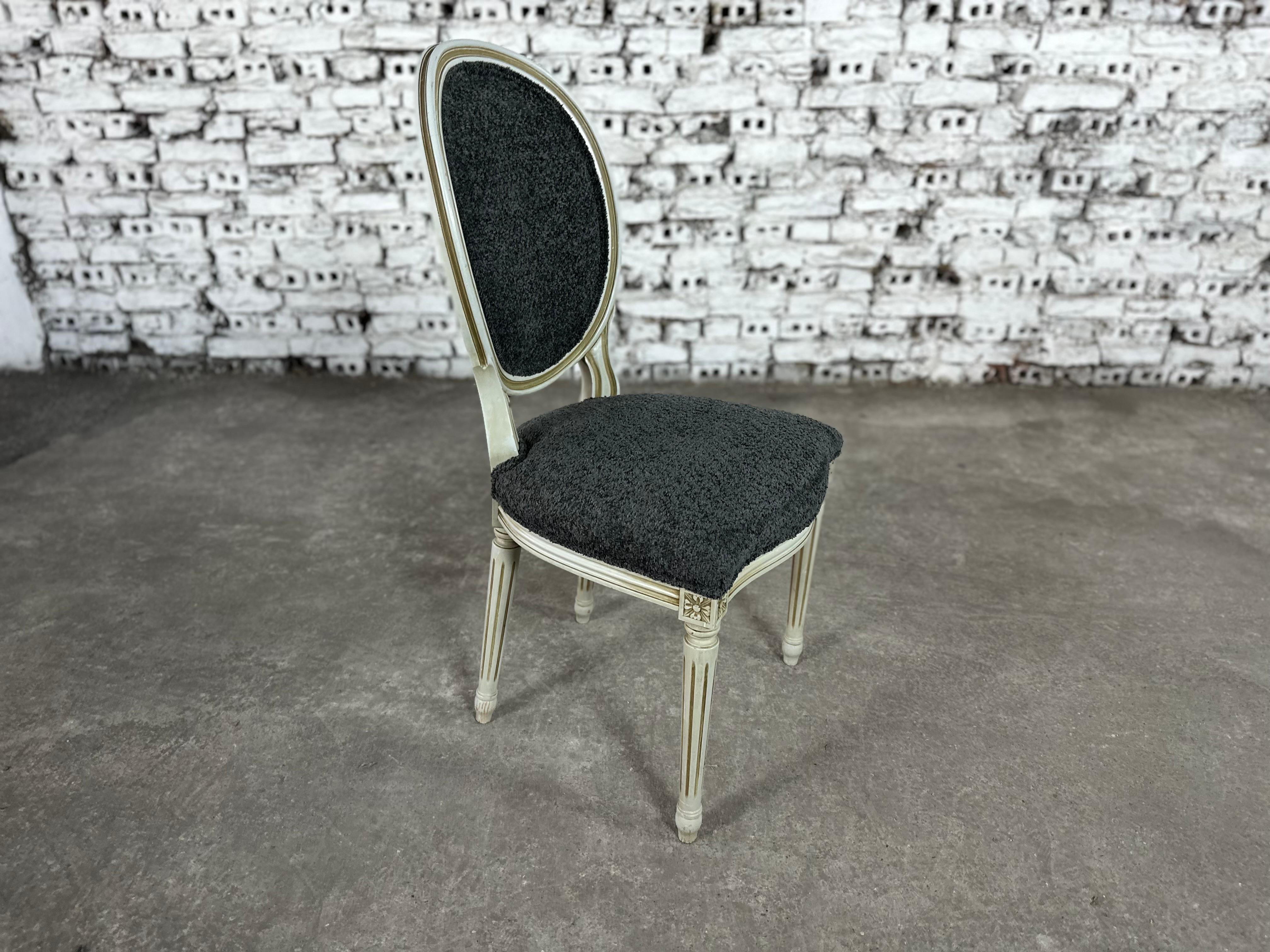 Französische Louis-XVI-Esszimmerstühle mit Medaillon-Rückenlehne, neu gepolstert, 6er-Set im Angebot 1